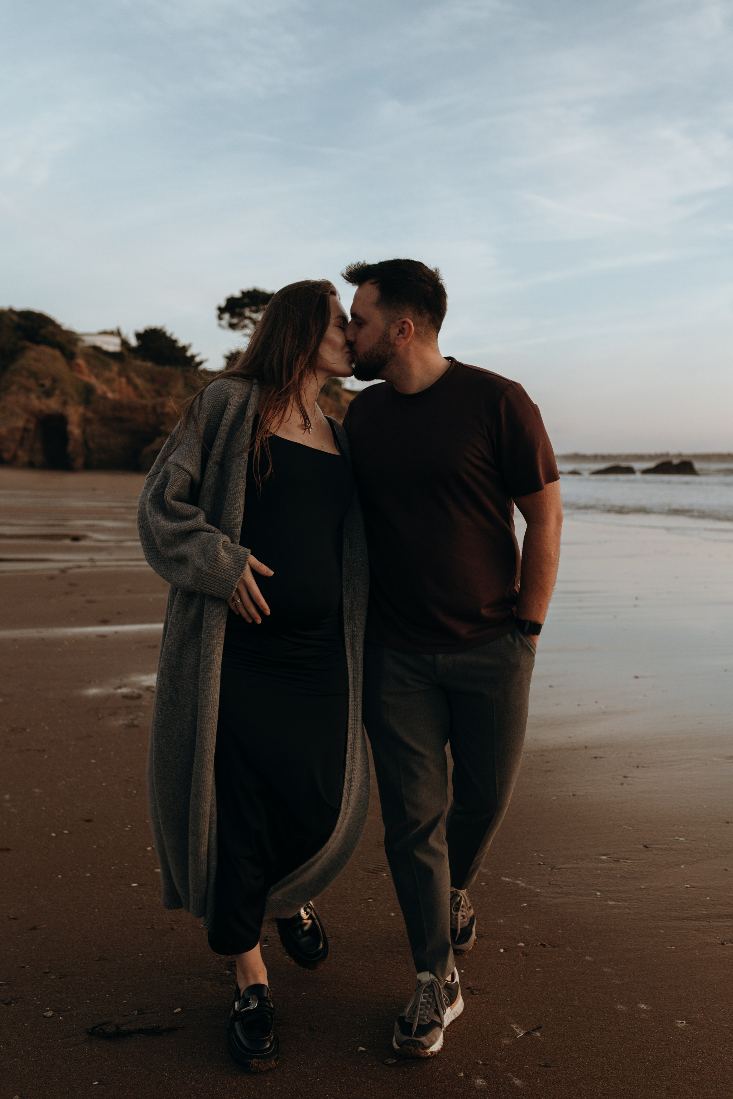 Sunset maternity photoshoot. Annah Louwagie — Lifestyle photographer for couples, families & brands | France & worldwide