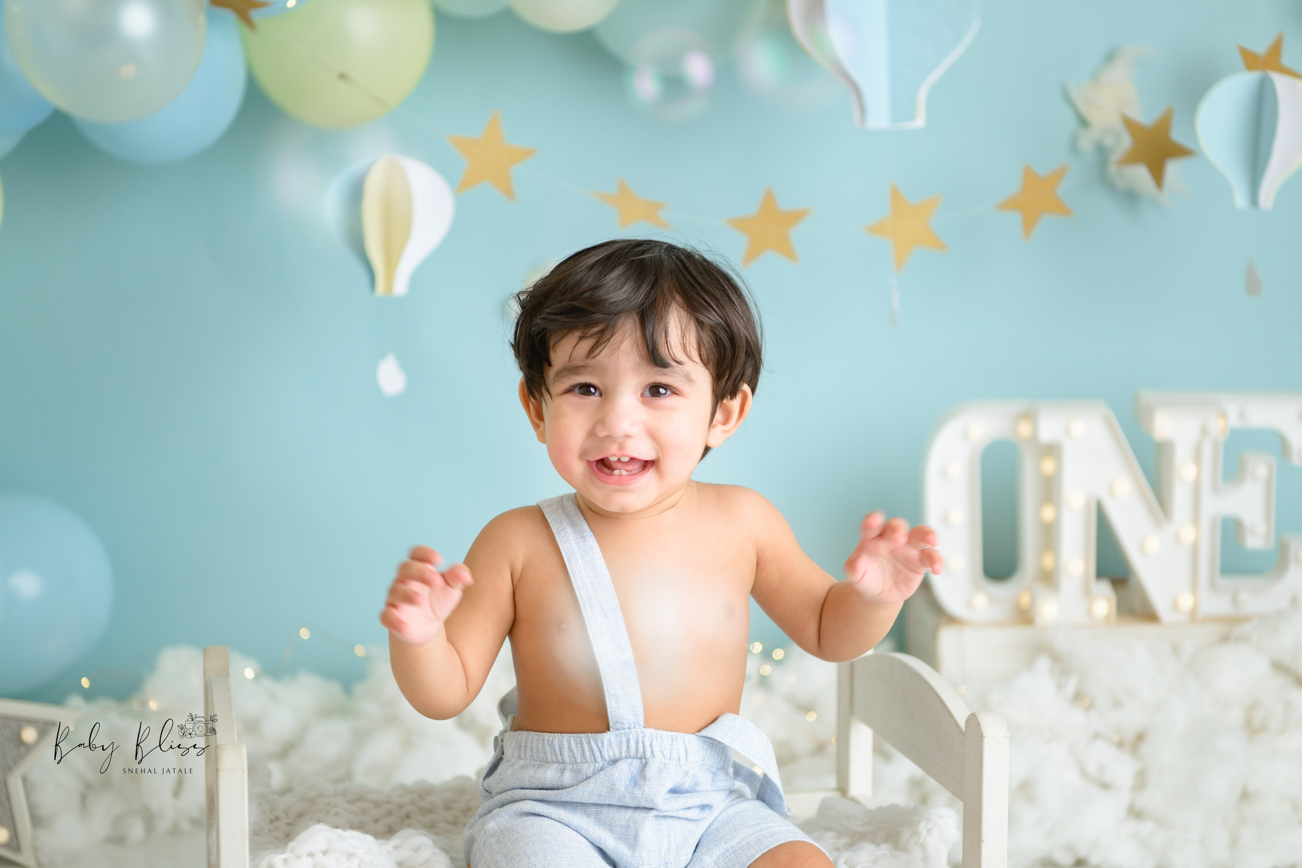 Cake Smash photoshoot in Doha Qatar. Professional themed cake smash photography in Doha, Qatar. Newborn photo session in Doha Qatar, baby, sitter, cake smash, pre-birthday, maternity, family photographer in Doha, Qatar