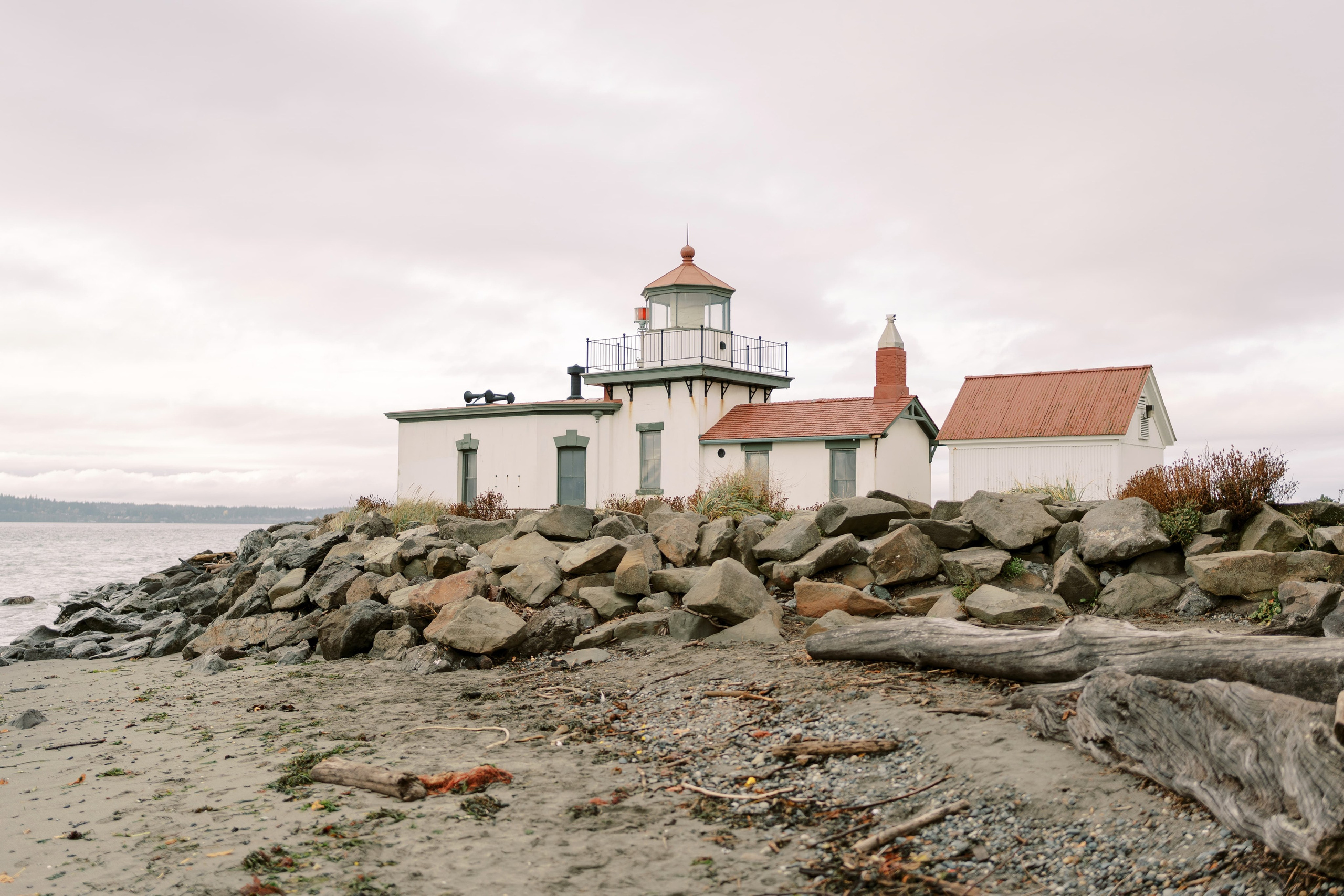 Proposal. December 2024. Alki Point Lighthouse, Washington state. EVAN ARISTOV WEDDING PHOTOGRAPHY — Seattle Wedding Photographer