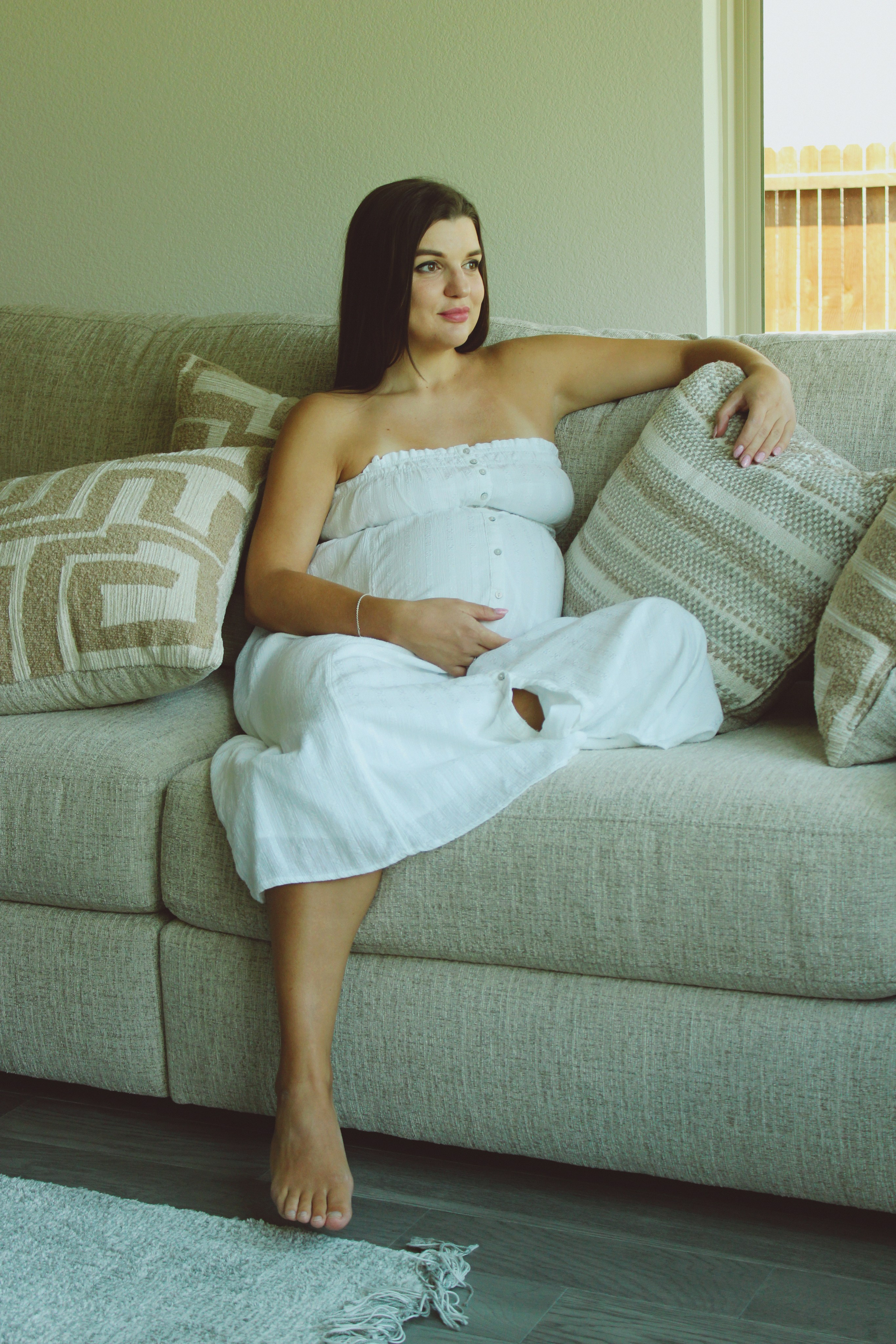 Maternity, Family & Pregnancy Photoshoot at Home. Lana Petrychenko — Portrait & Family Photographer. Valencia, Spain