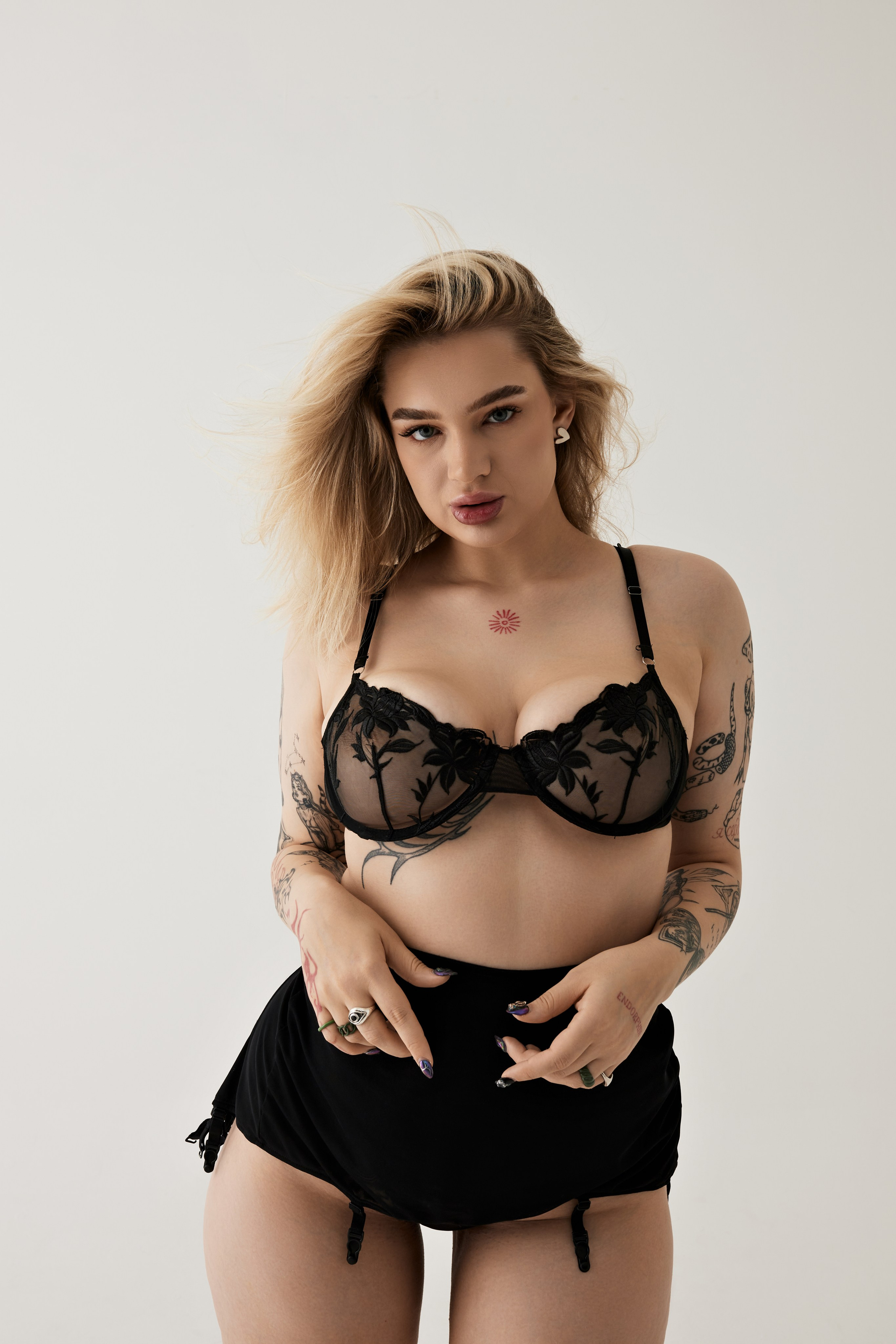 Эстетичное женское портфолио в стиле минимализм, съемка в фотостудии на циклораме