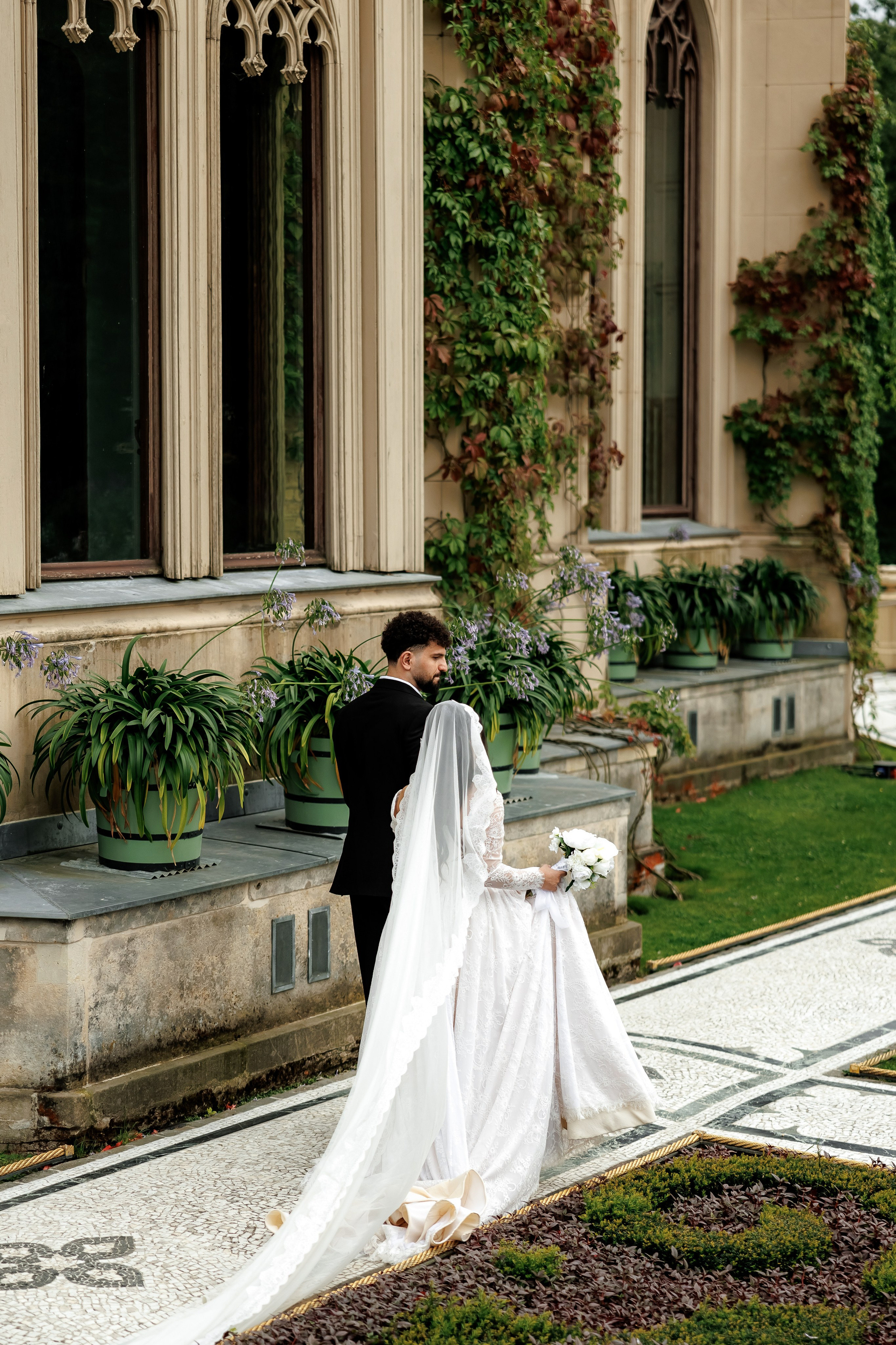 Brautpaar in eleganter Berliner Location, natürliches Licht – Editorial Hochzeit Berlin | Nataliia Schütze