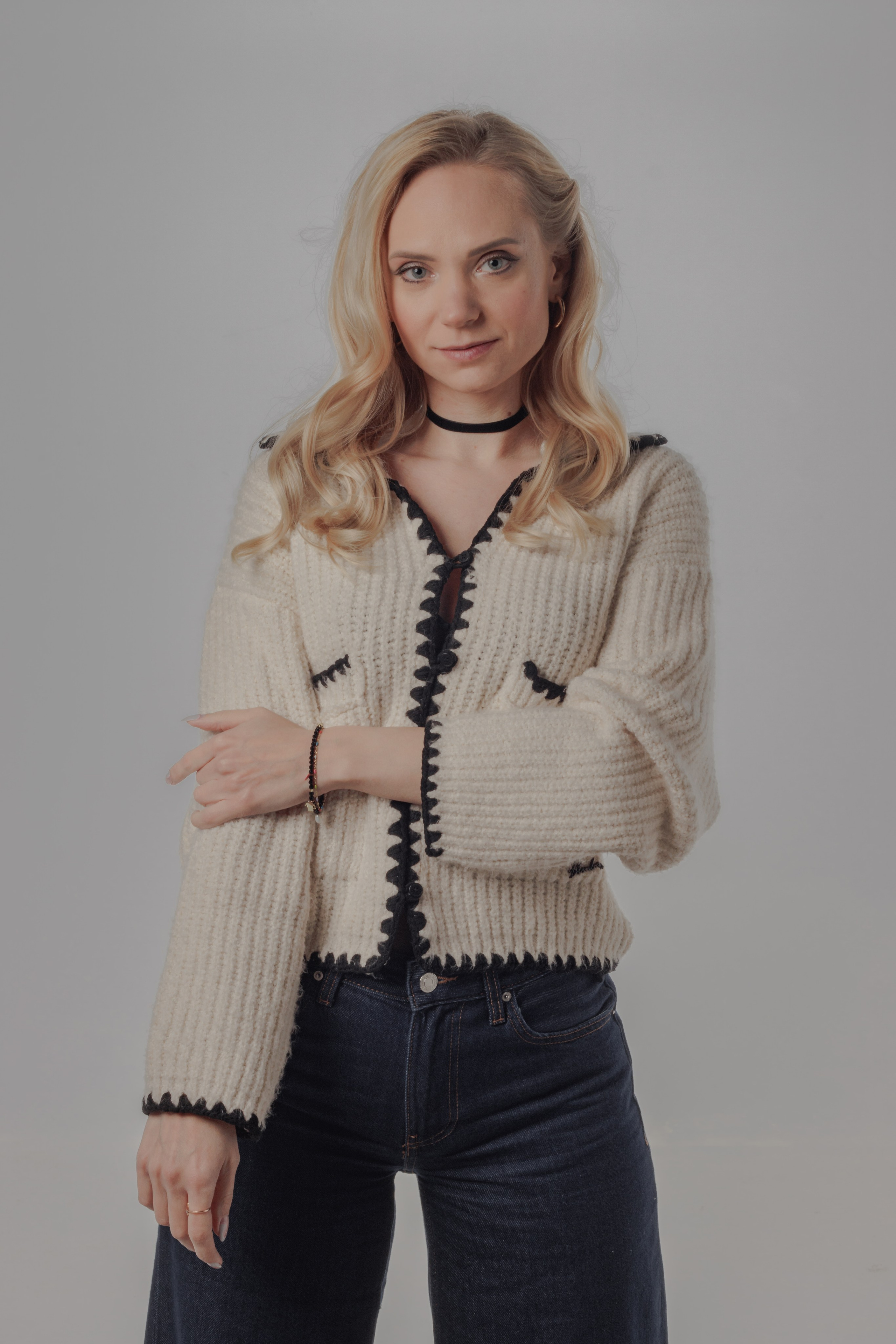 Fotografía femenina en un estudio fotográfico sobre fondo blanco en Valencia