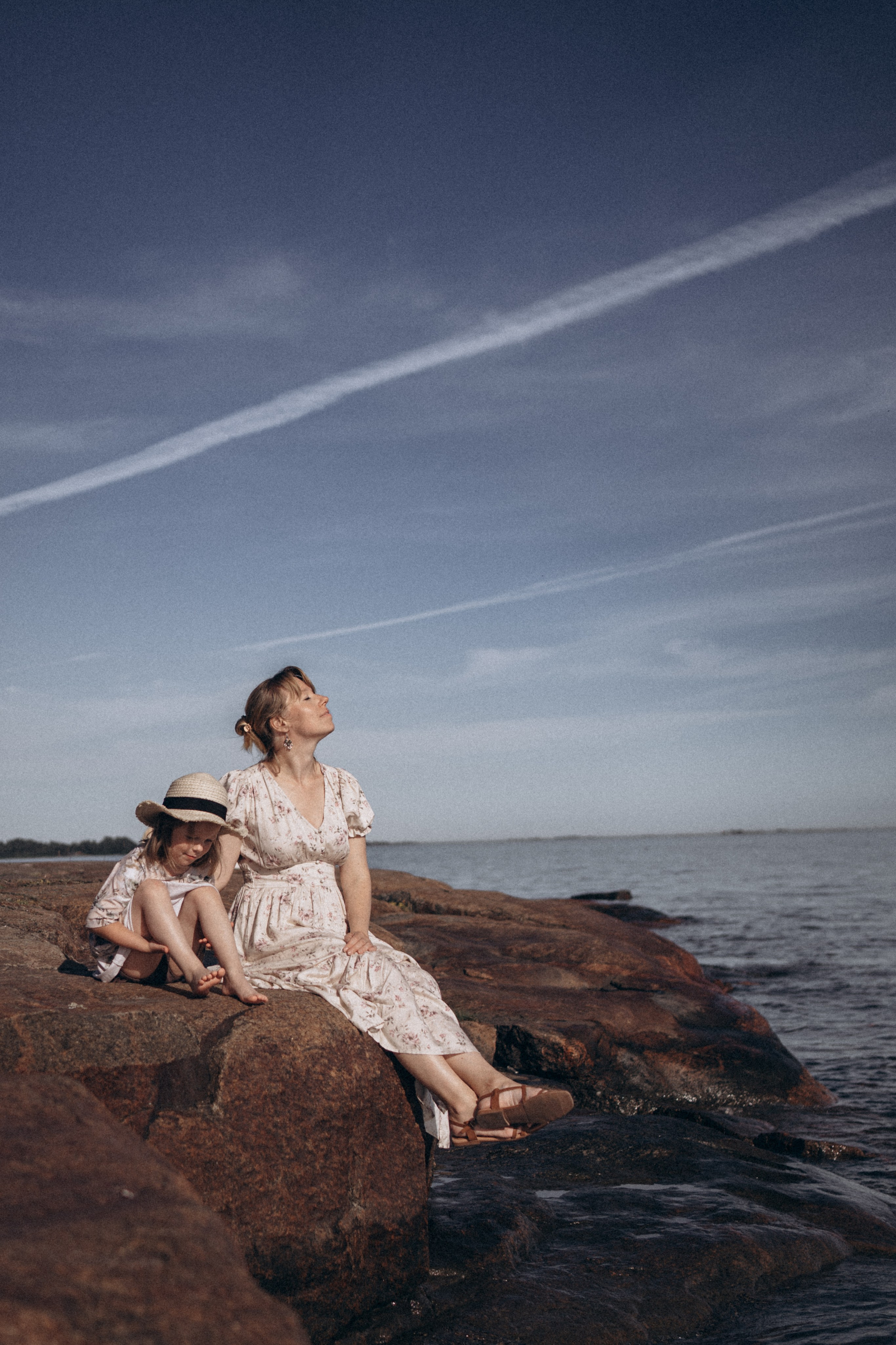 Sunny day on the cliffs. Family photographer in Helsinki, Victoria Guadagno
