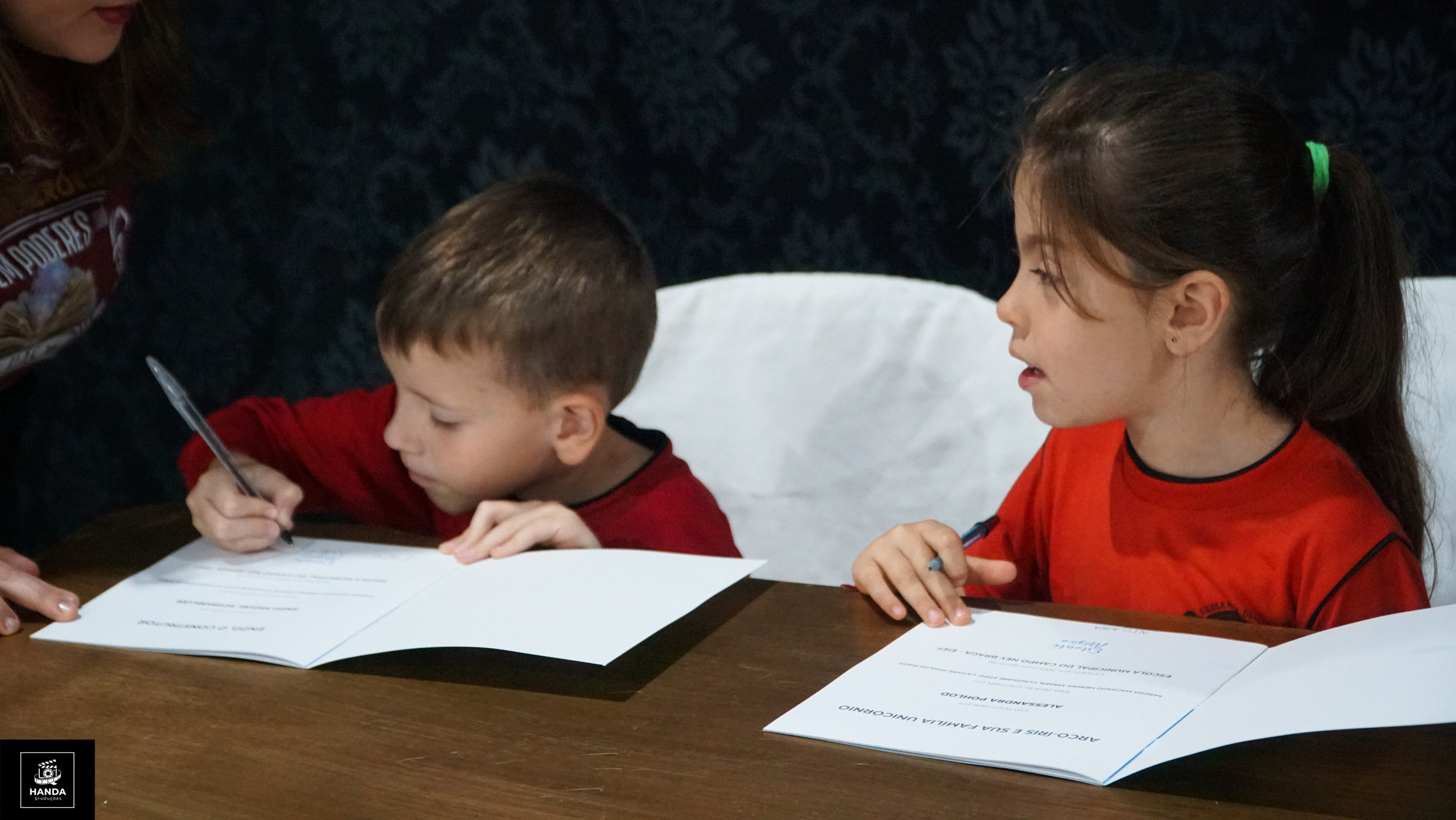 Noite autógrafos colégio Aurélio Buarque de Holanda. Handa Produções