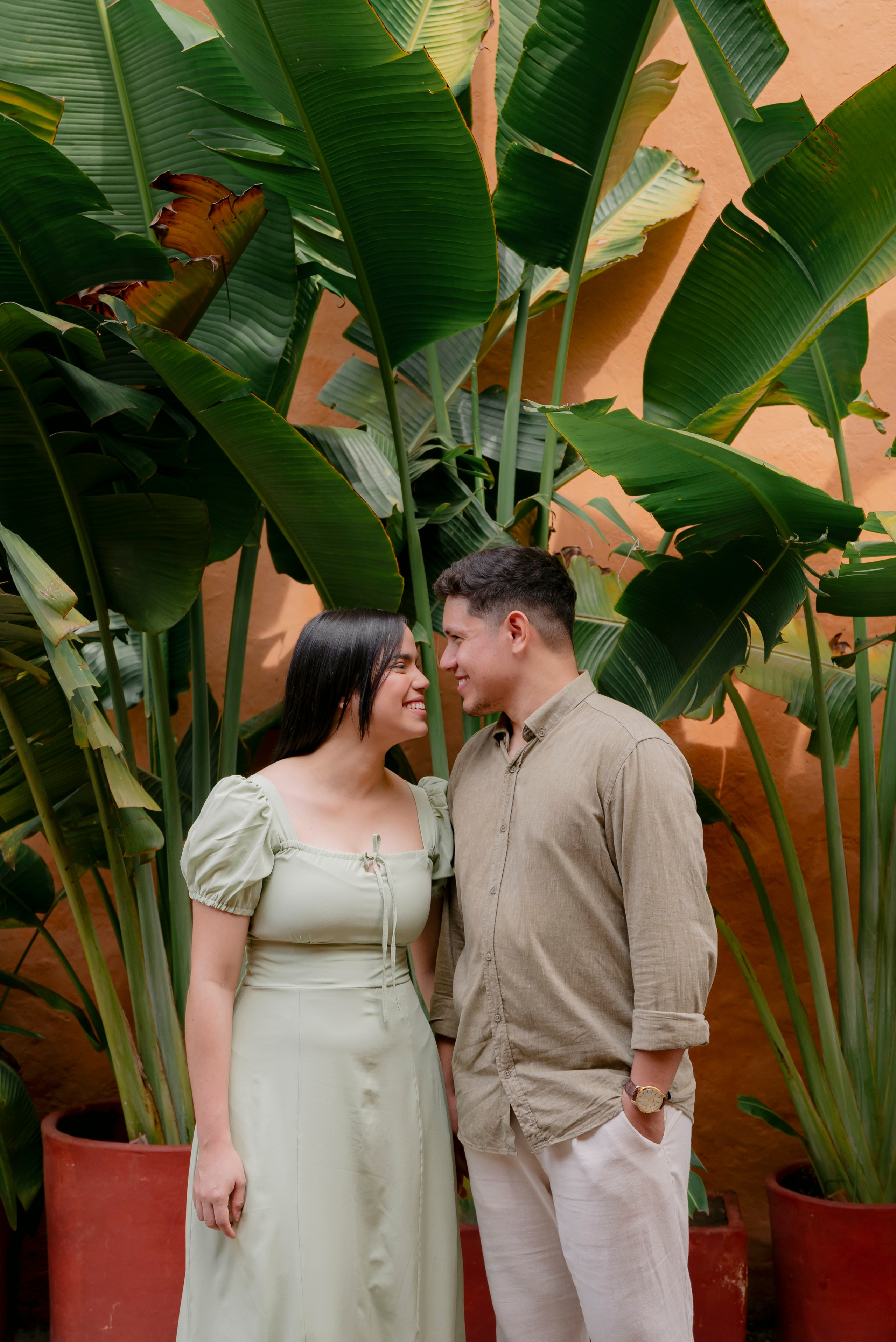Novios al atardecer en jardines de Cartagena, cierre de sesión de preboda cinematográfica