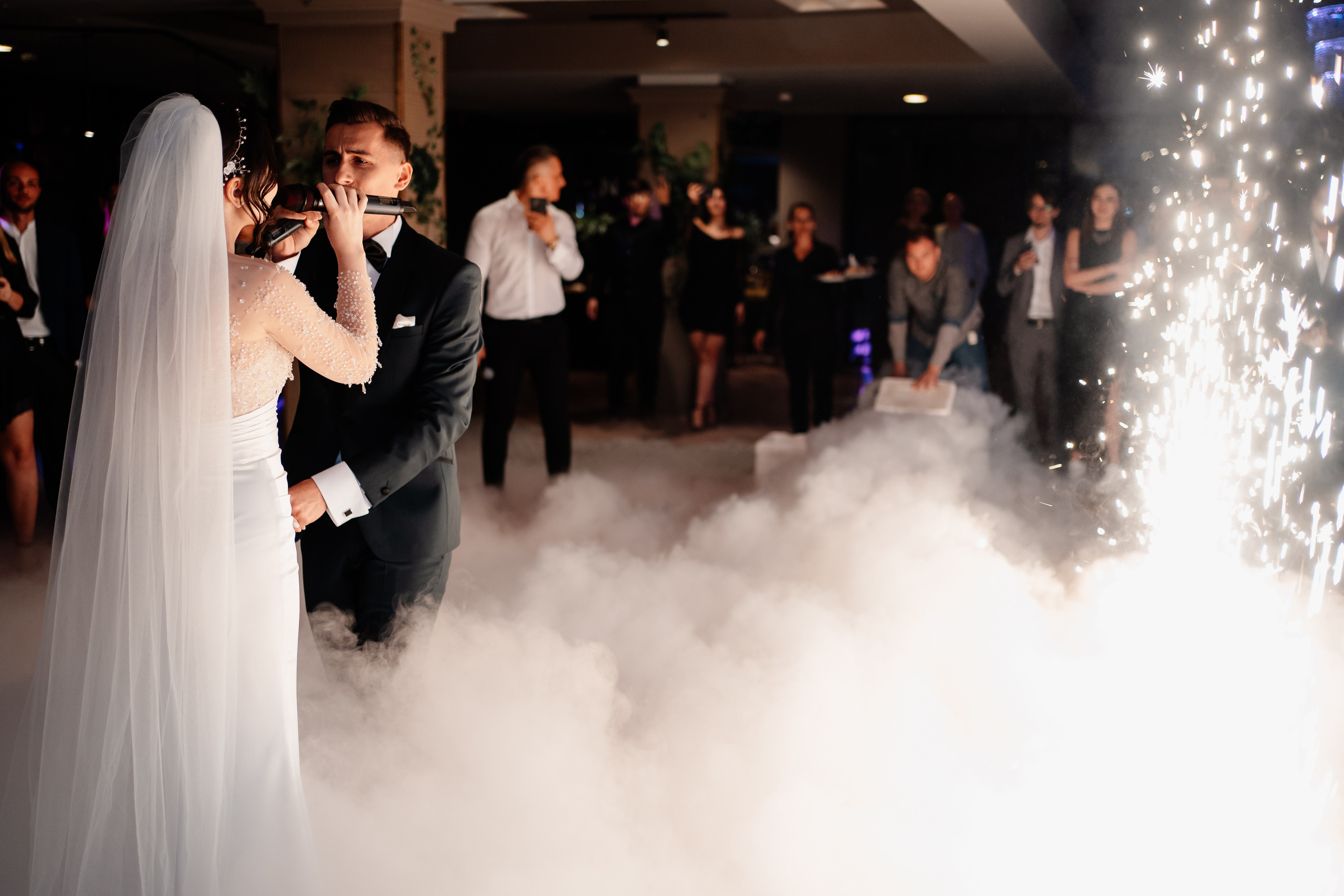 Moment emoționant între miri în ziua nunții, surprins într-un cadru natural și romantic, la Drobeta Turnu Severin. Fotografie de nuntă profesională, editată artistic pentru a evidenția emoția și eleganța evenimentului.