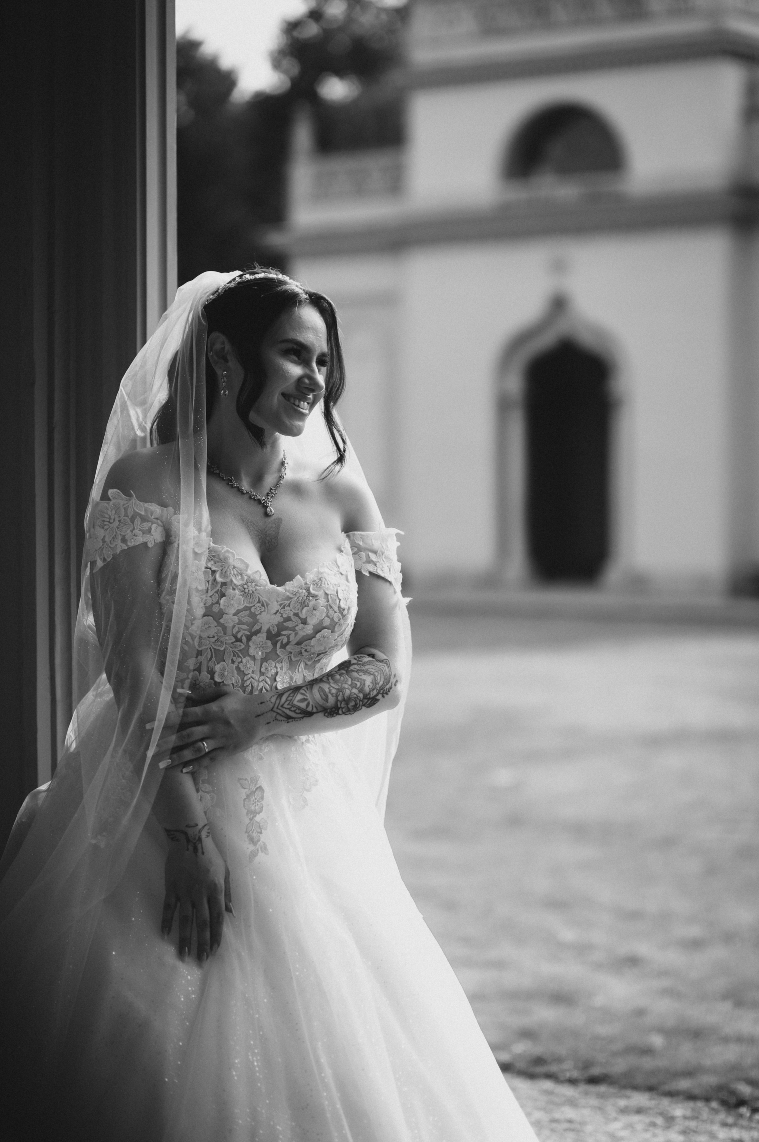 Braut und Bräutigam auf den Wegen des Schlossgartens – Paarshooting Schwetzingen