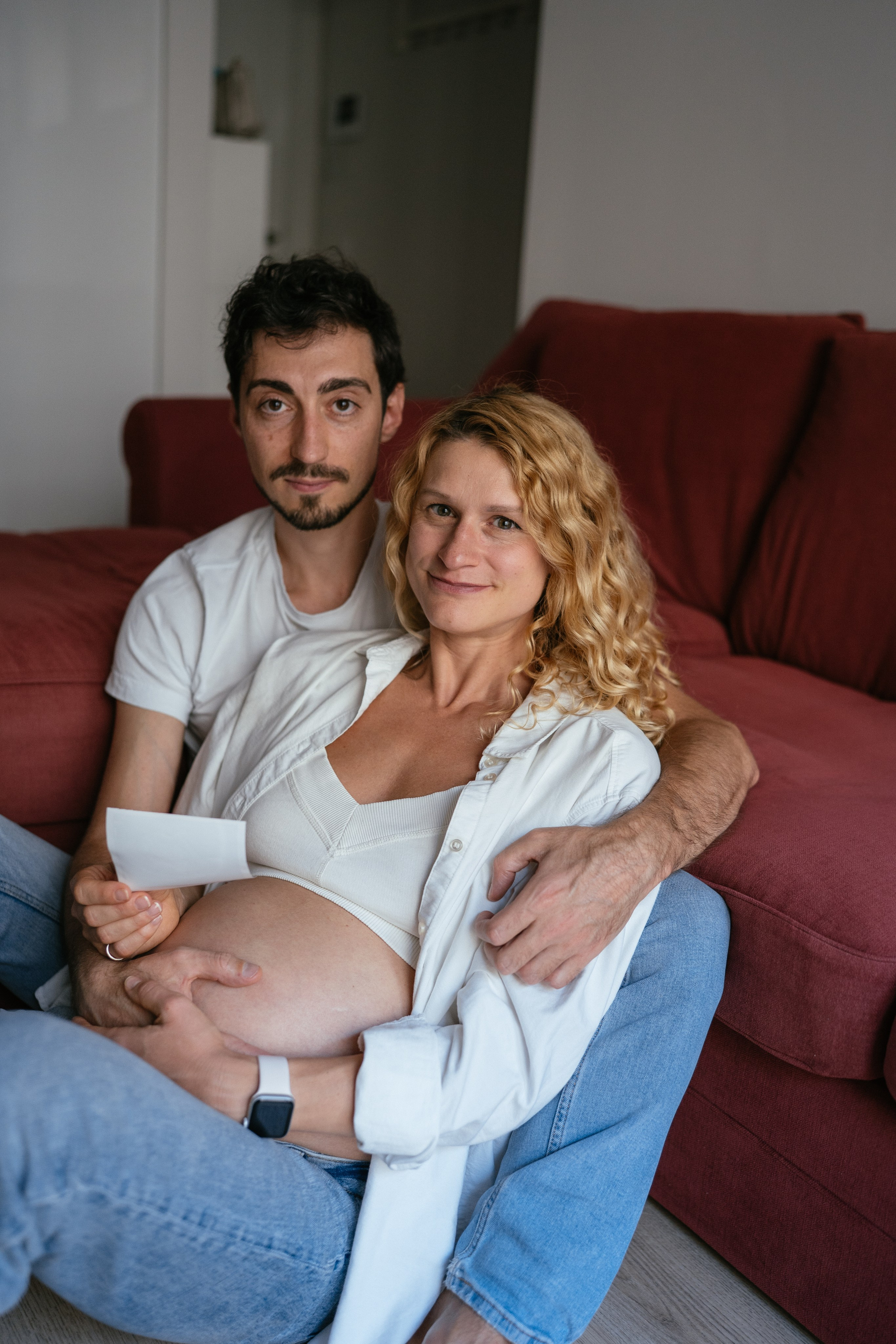 Candid pregnancy photoshoot in the park. Photographer in Madrid, Spain. Alyona Belyaninova
