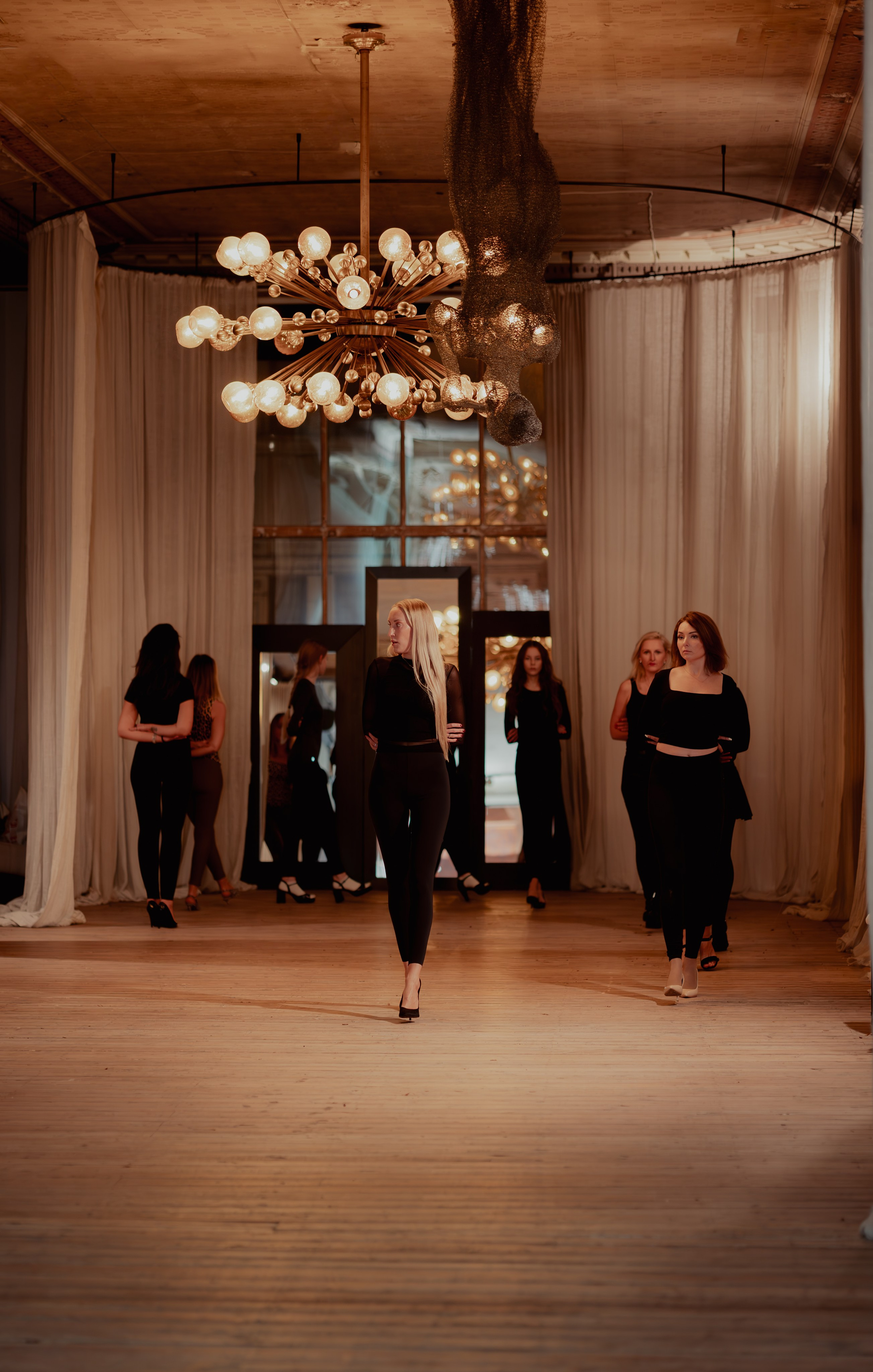 AMORALLE LEVEL UP - DEFILĒ. Portretu fotosesija Rīgā| Biznesa portretu foto | Korporatīvās un darbinieku fotosesijas | Pasākumu fotogrāfs | Produktu fotogrāfs