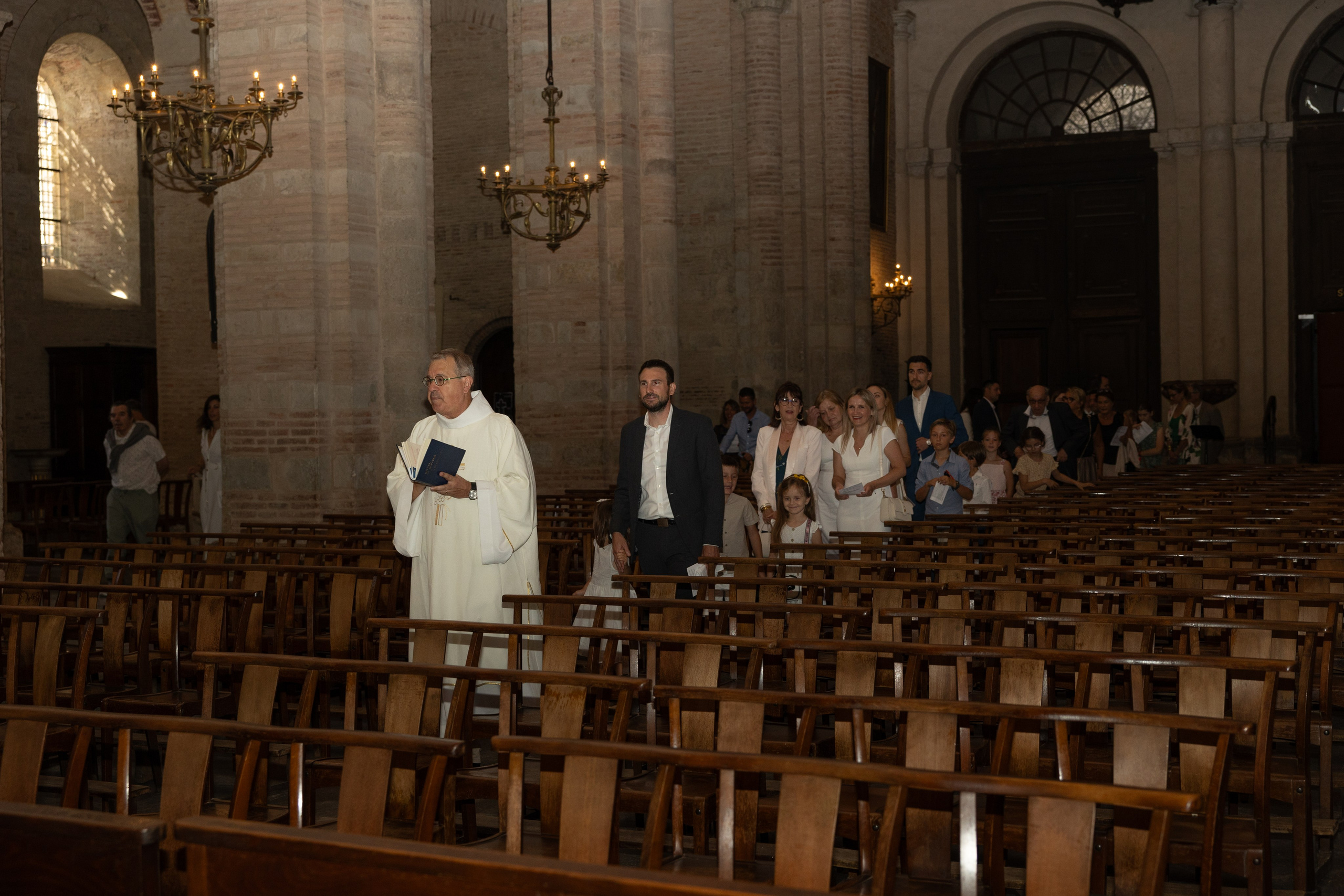 The Baptism of Diana in the Church of Saint-Sernin in Toulouse. Eugénie Smirnova — Photographe à Toulouse et dans le Sud-Ouest