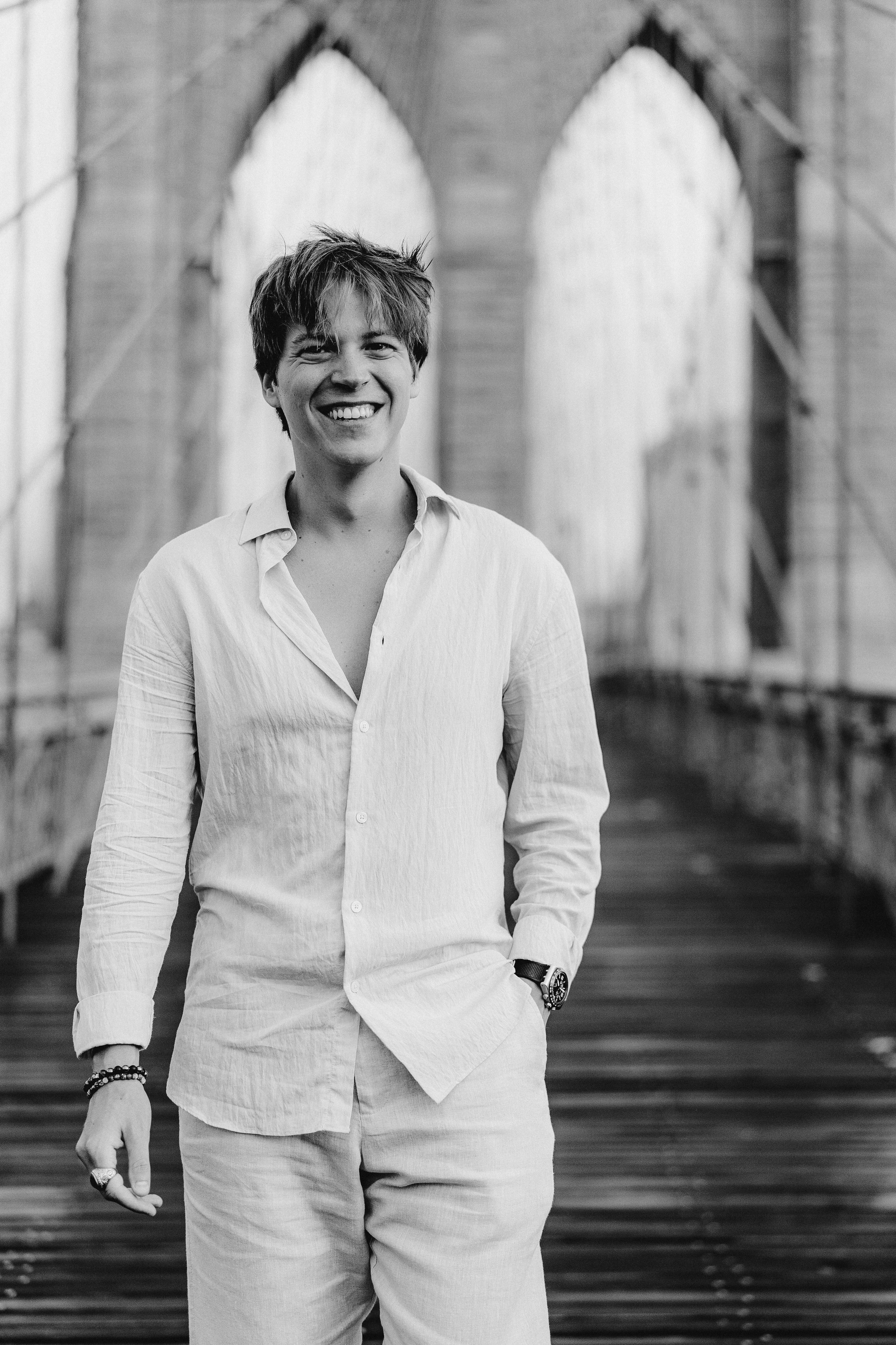 Couple in Dumbo and on the Brooklyn Bridge. Videographer and photographer in New York // MAKAROV.VIDEO