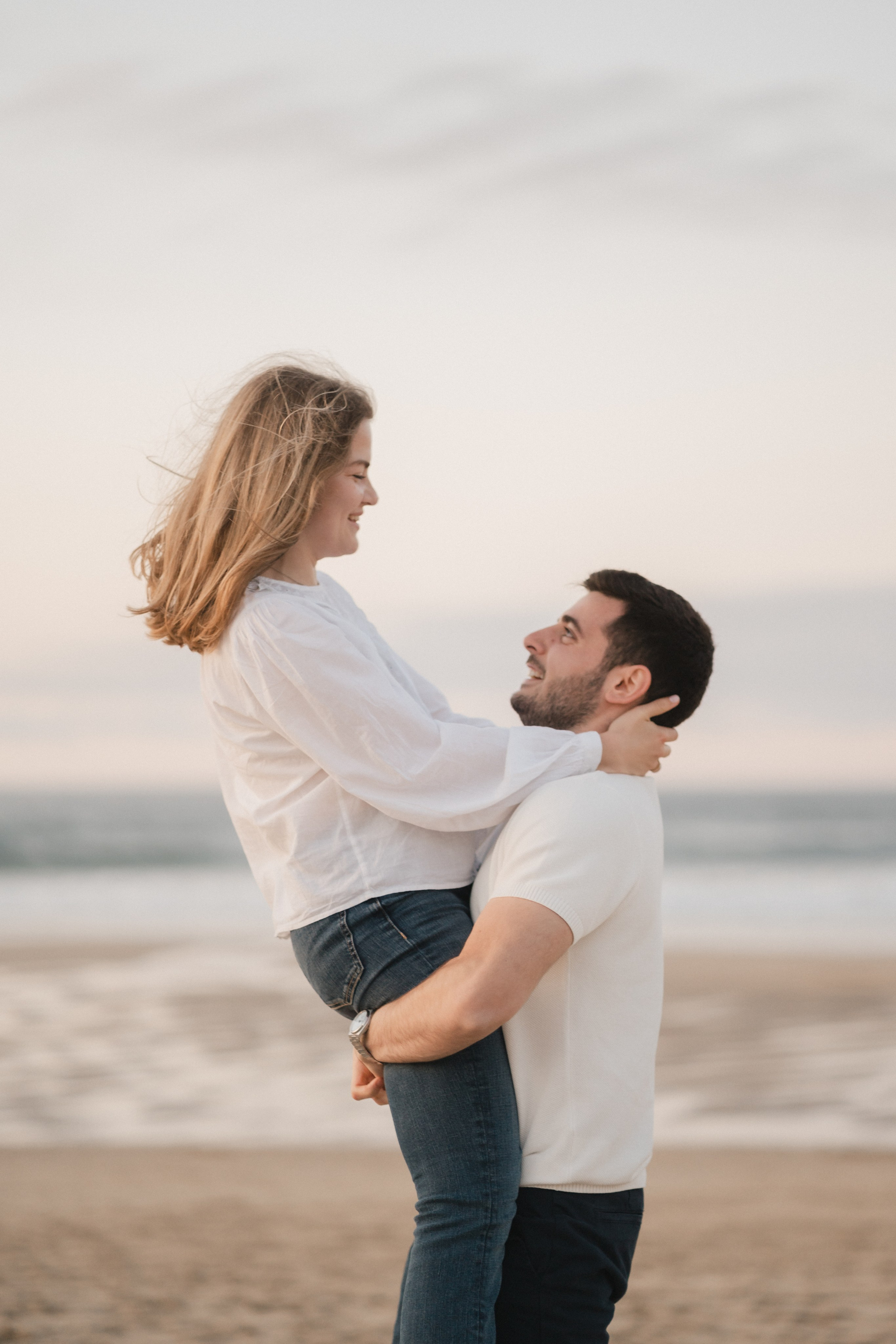 Elegancia y alegría familiar. Boda de Andrés y Lucía en San Sebastián. Holigood foto y video reportaje de bodas en San Sebastián y Europa