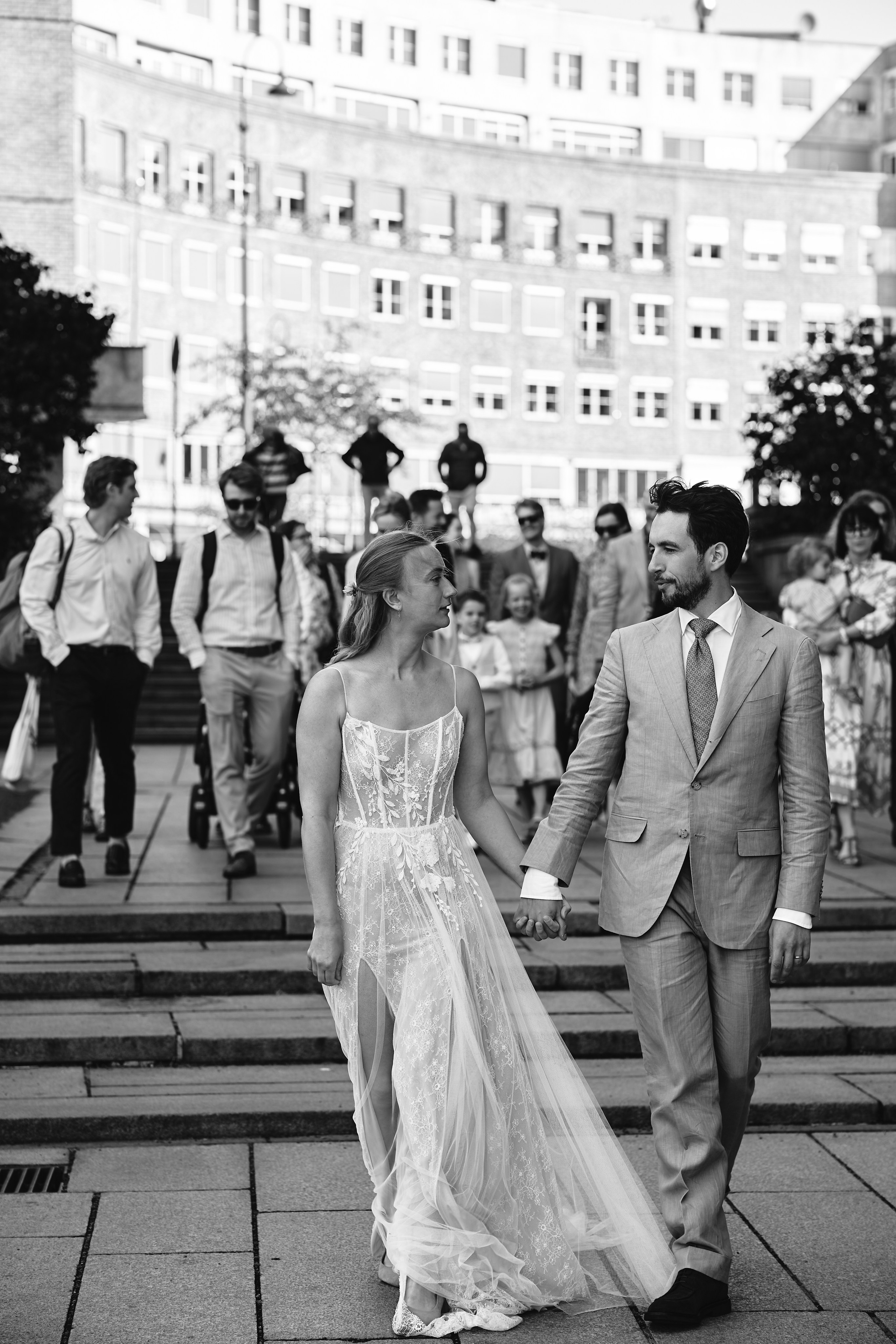 Under the Oslo Summer Sun. Bryllupsfotograf i Oslo. André Korsak – candid og dokumentarisk fotograf