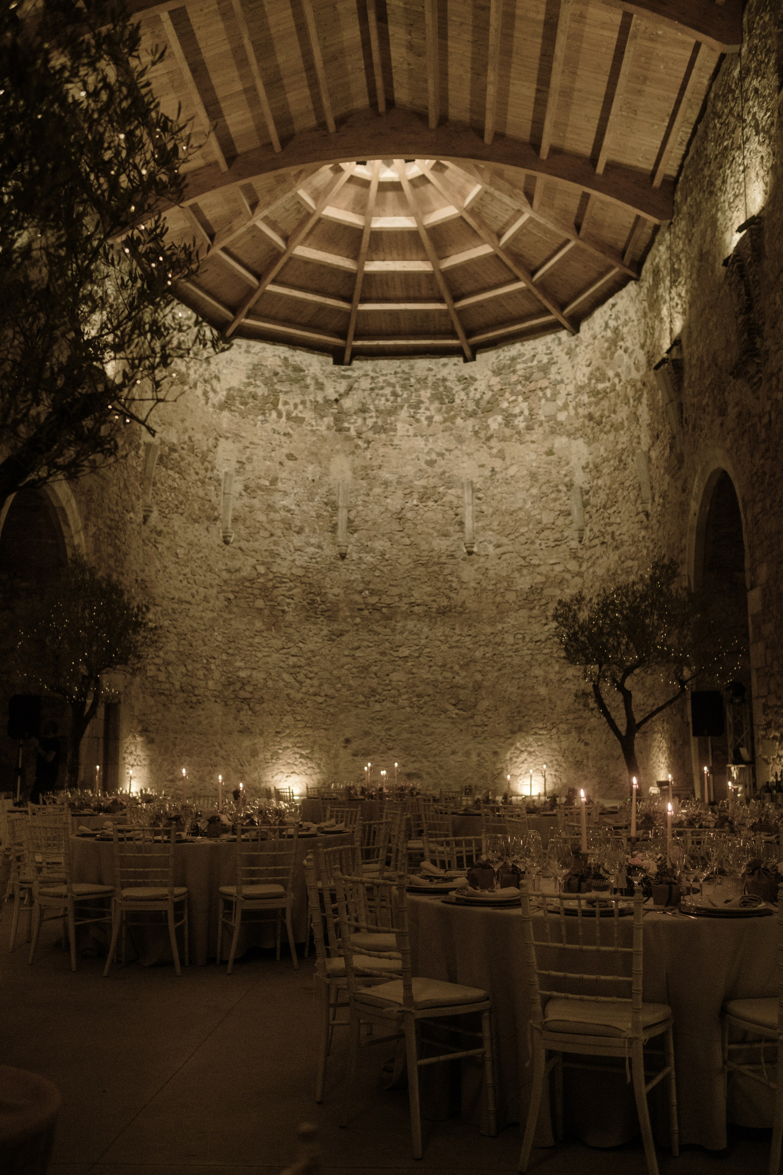 Svetlana & Alman. Monestir Sant Salvi. Paola fotógrafo / videografo de bodas en Barcelona
