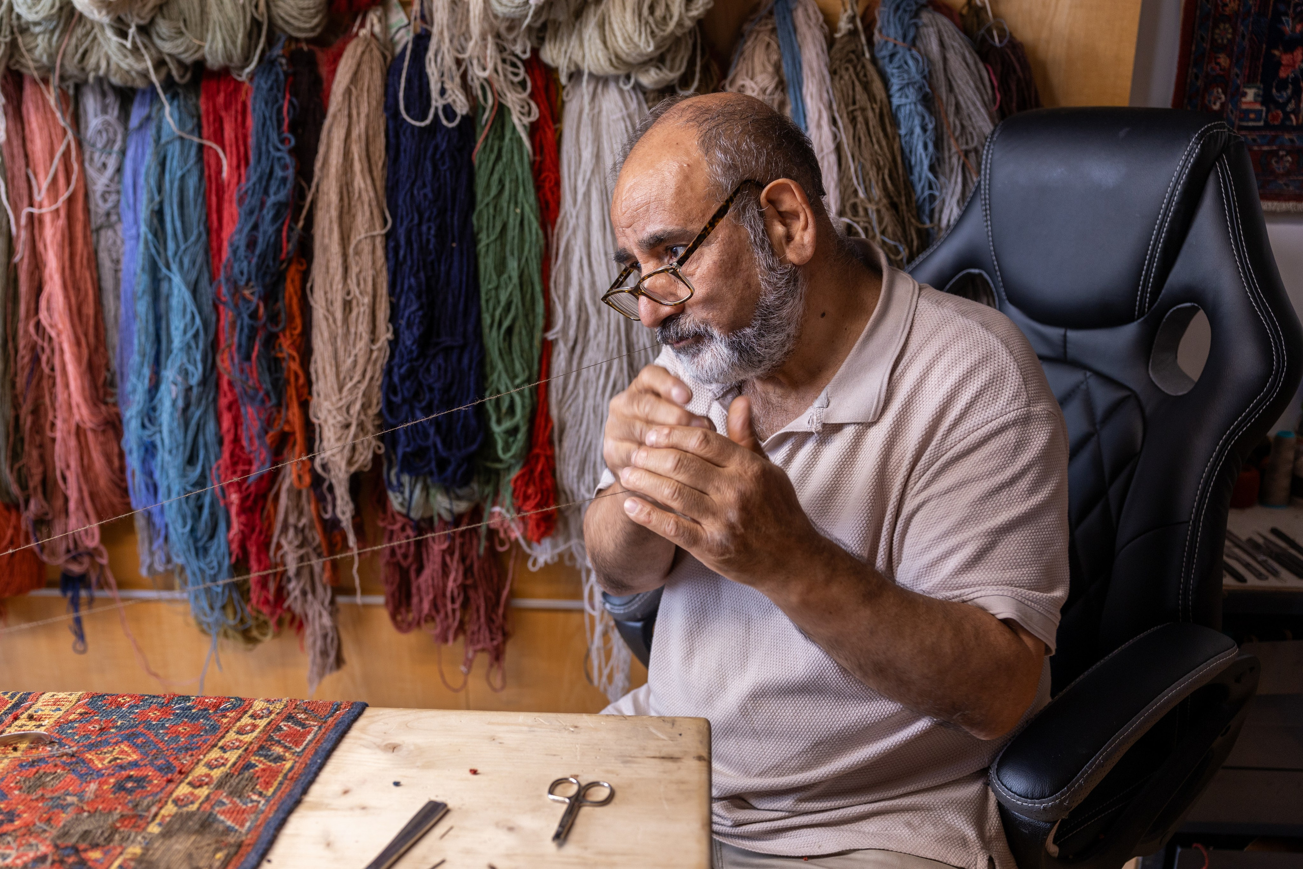 Teppichrestaurator, Salzburg, 2024. Guzel Kolobova| Fotografin| Salzburg