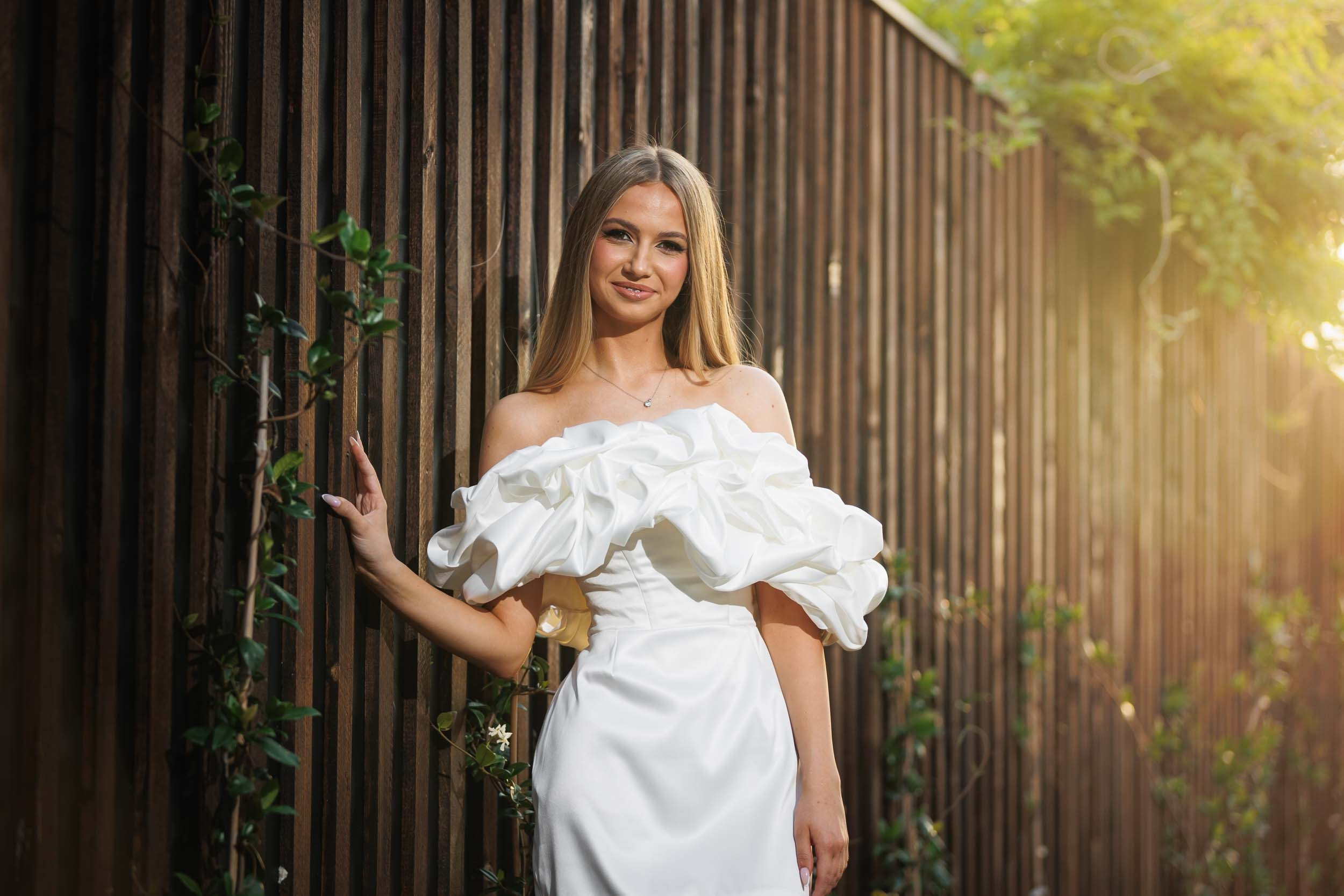 Slavljenica pored drvene ograde u Casa Palmera, autentične fotografije 18. rođendana na otvorenom, Novi Sad.