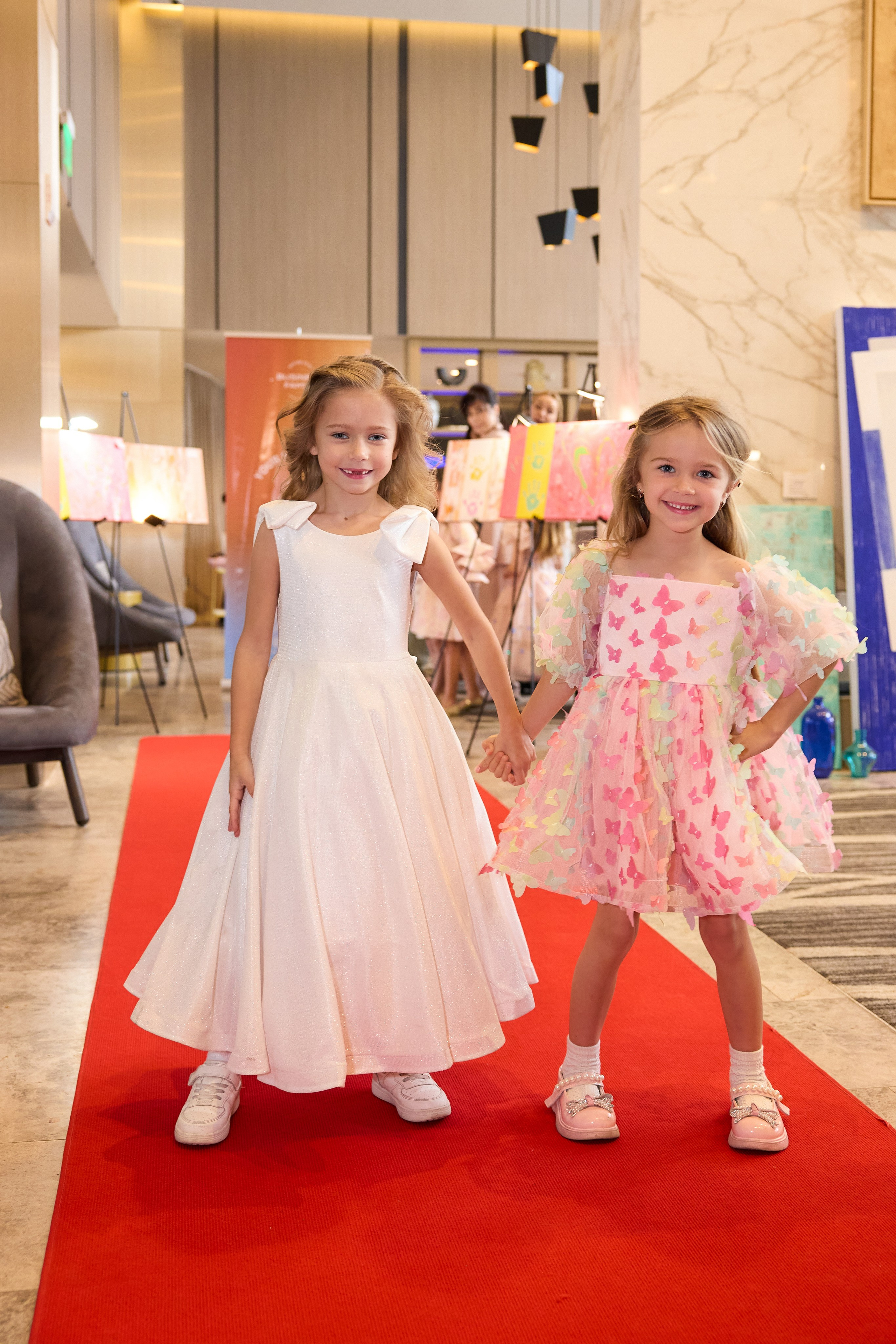 Авторская благотворительная художественная выставка Дианы Бортник. Фотограф Юлия Маковеева