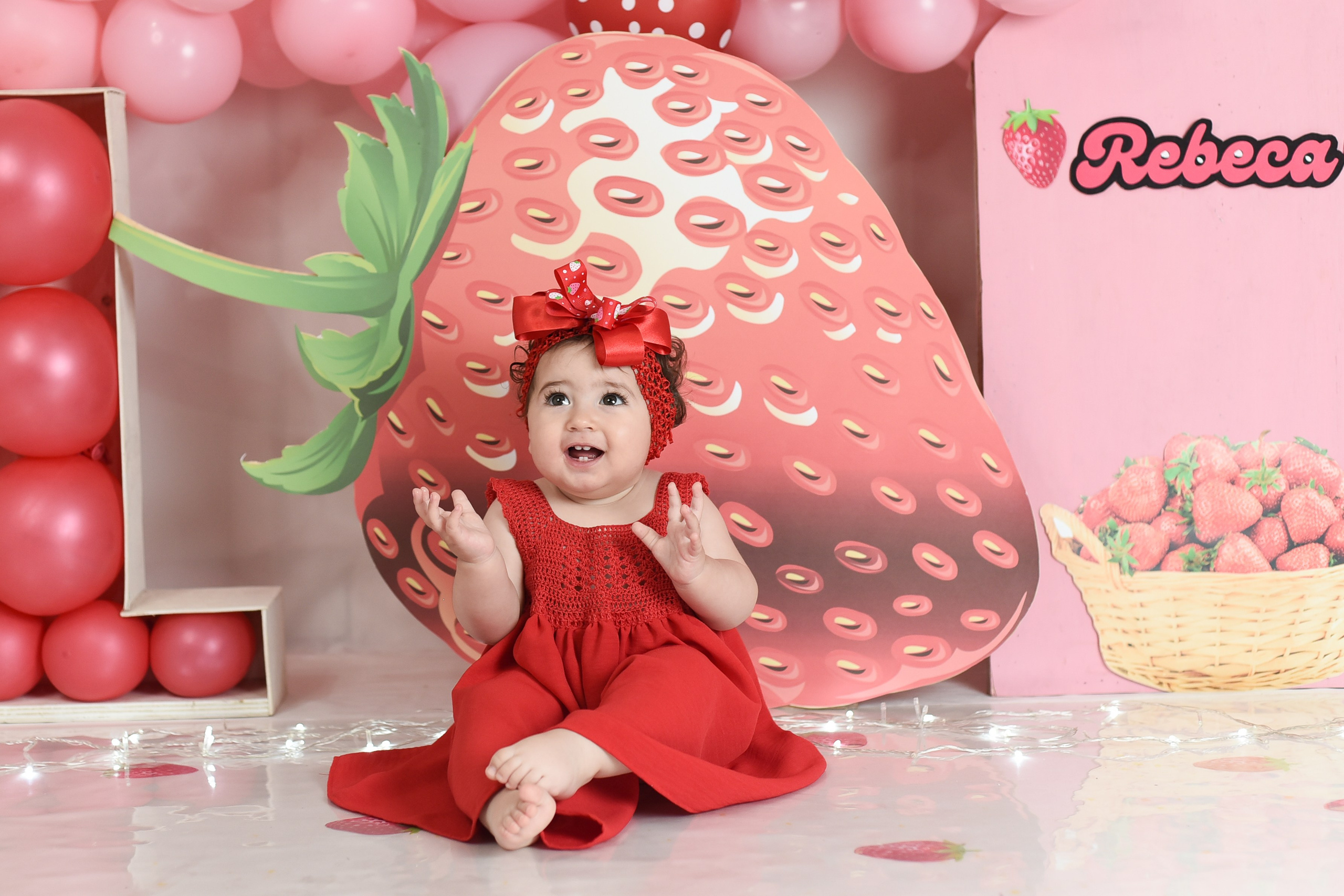 Sesión 1er año de Rebeca. Temática: Frutillita + Mini Sesión Navideña. Fotografo de casamiento en misiones y fotógrafo de familia  Posadas