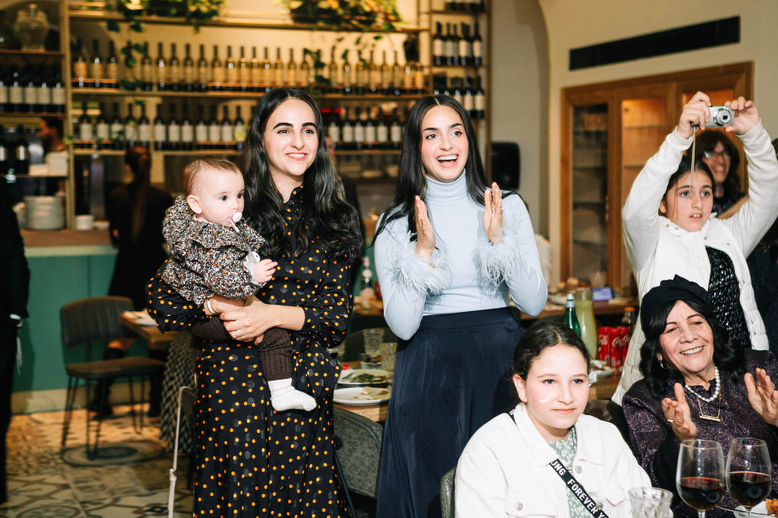 PARTY IN A RESTAURANT WITH THE WHOLE FAMILY. Https://shi-photo.com/