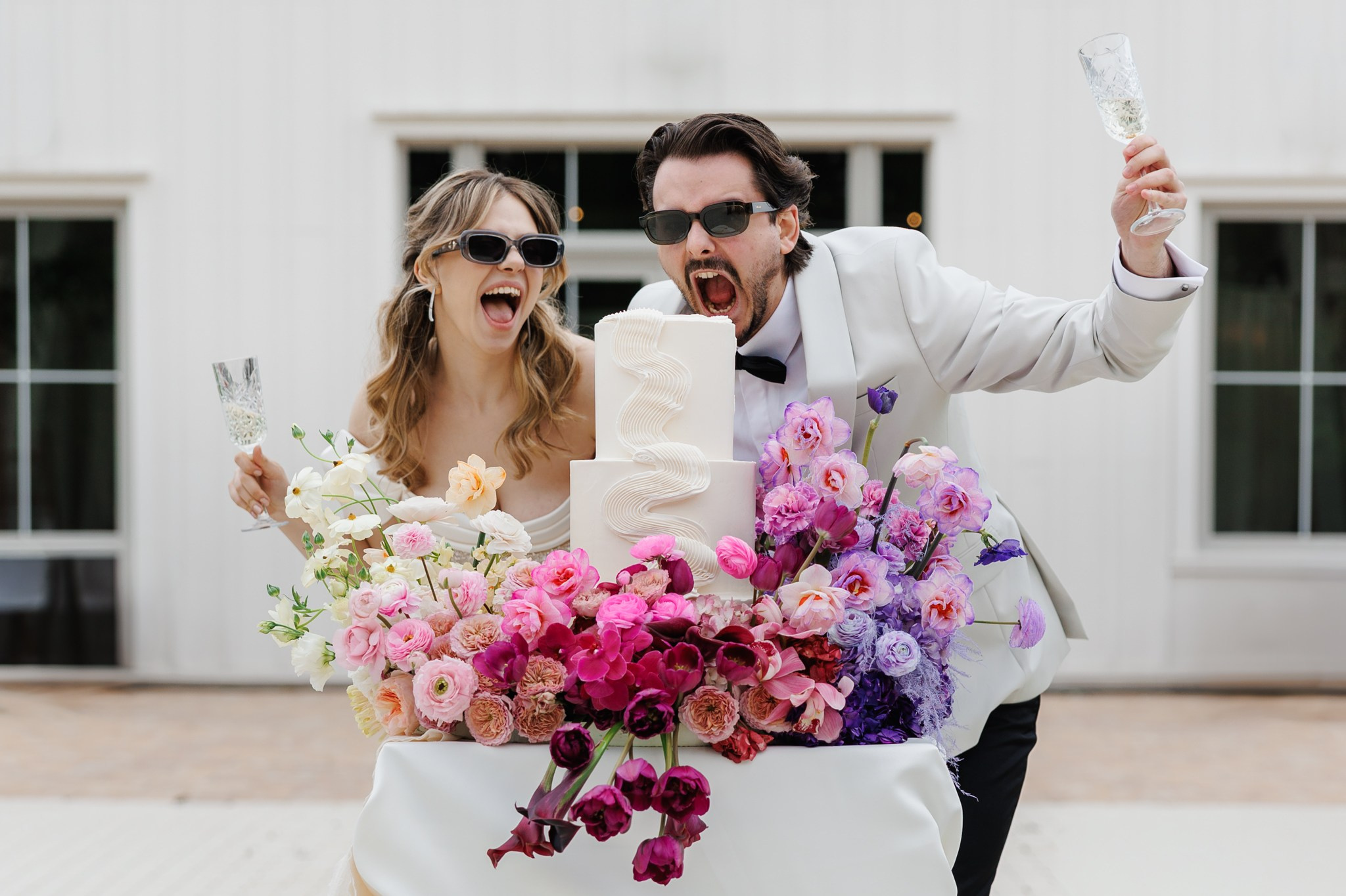 Pachet foto nuntă complet – București și Ilfov. Ofer pachete foto complete pentru nuntă: pregătiri, cununie, ceremonie religioasă, petrecere, plus ședință foto dedicată. Totul într-o experiență fluidă, adaptată nevoilor voastre și timeline-ului evenimentului.