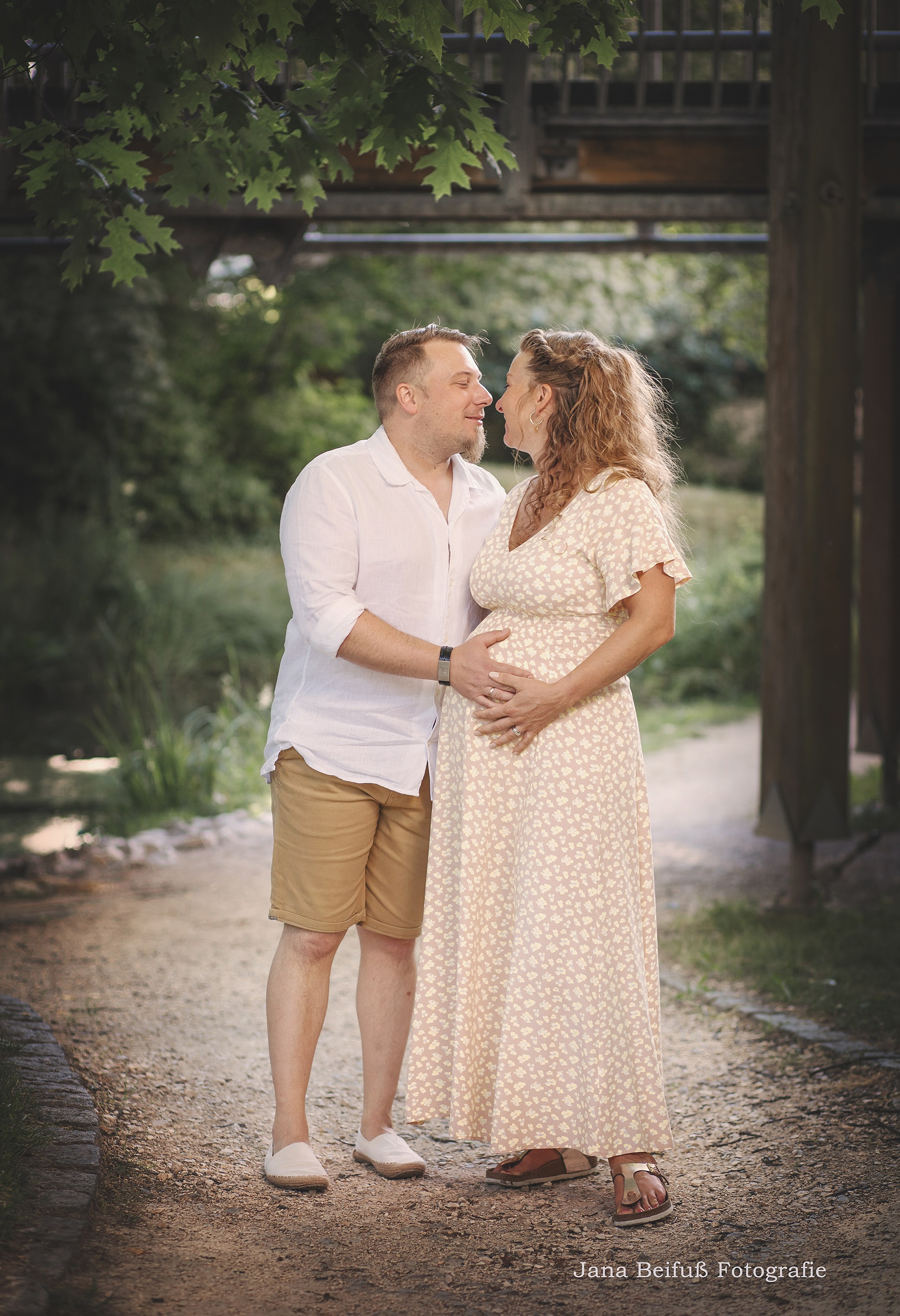 glückliche werdende Eltern am Teich in Weißenhorn - Schwangerschaftsfotografie Weißenhorn bei Ulm