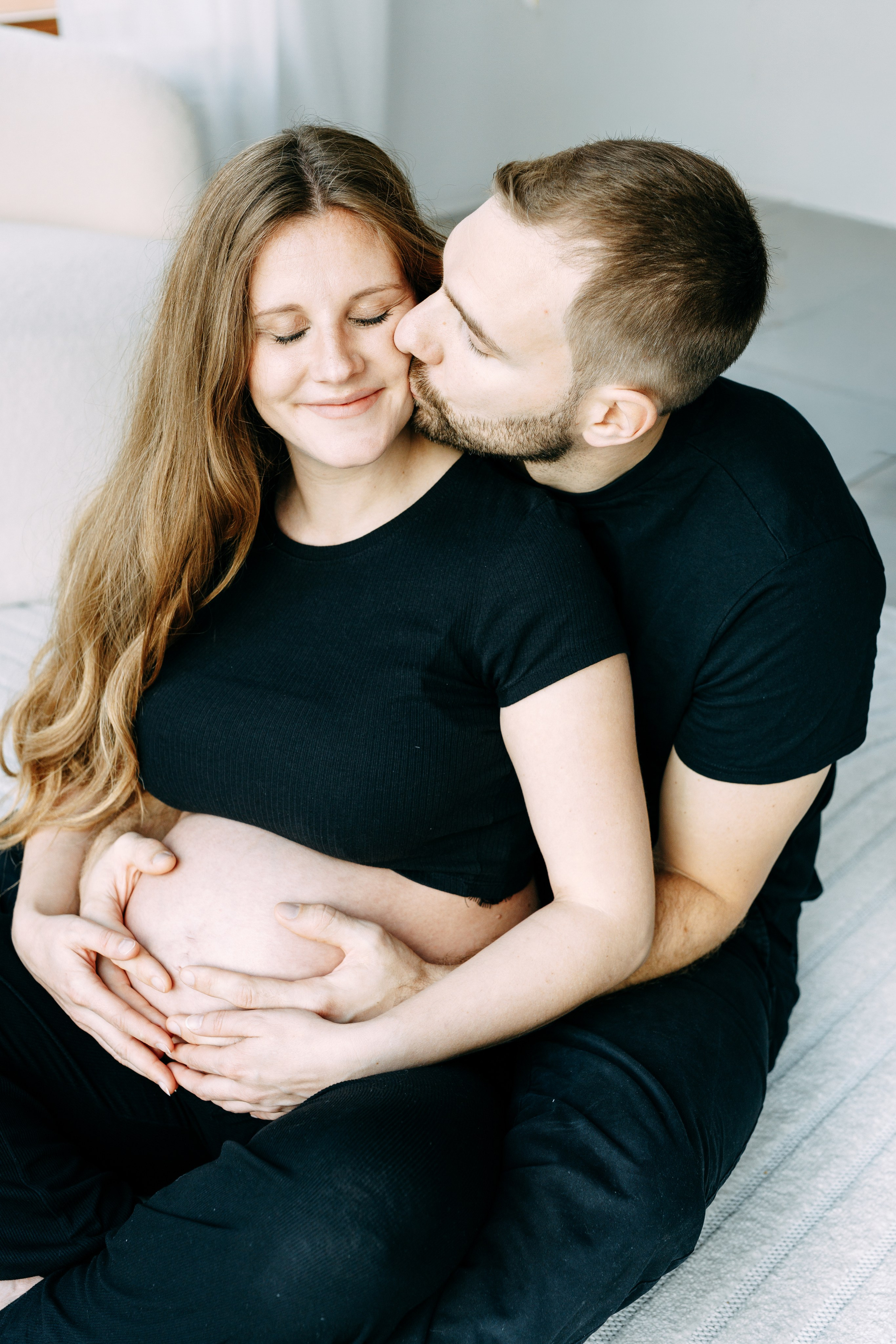 Babybauch-Shooting in Münsingen mit Hund 🐾. Professionele fotografin in Münsingen Olesia Wegele