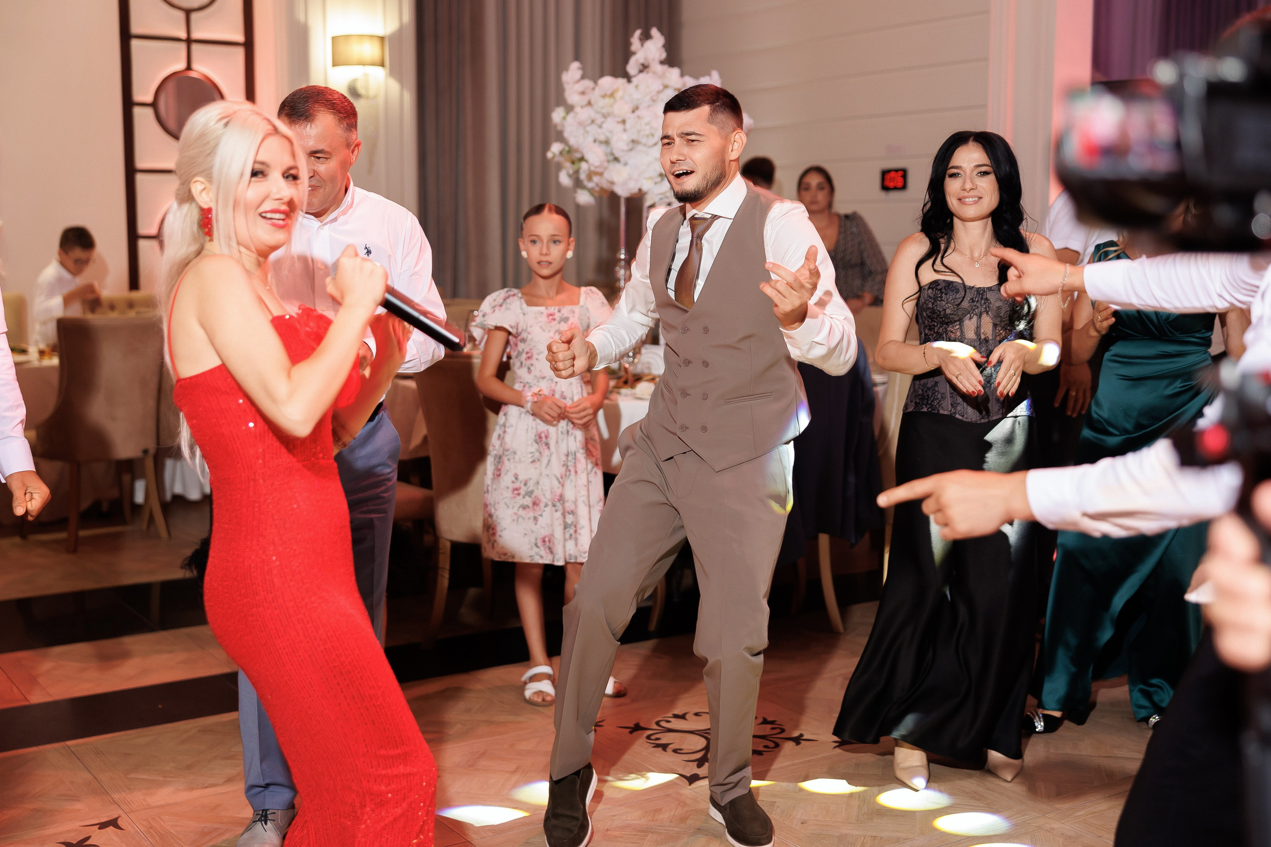 Eugen & Livia — Grand Elysee — Wedding Day. Servicii Foto și Video 067188353