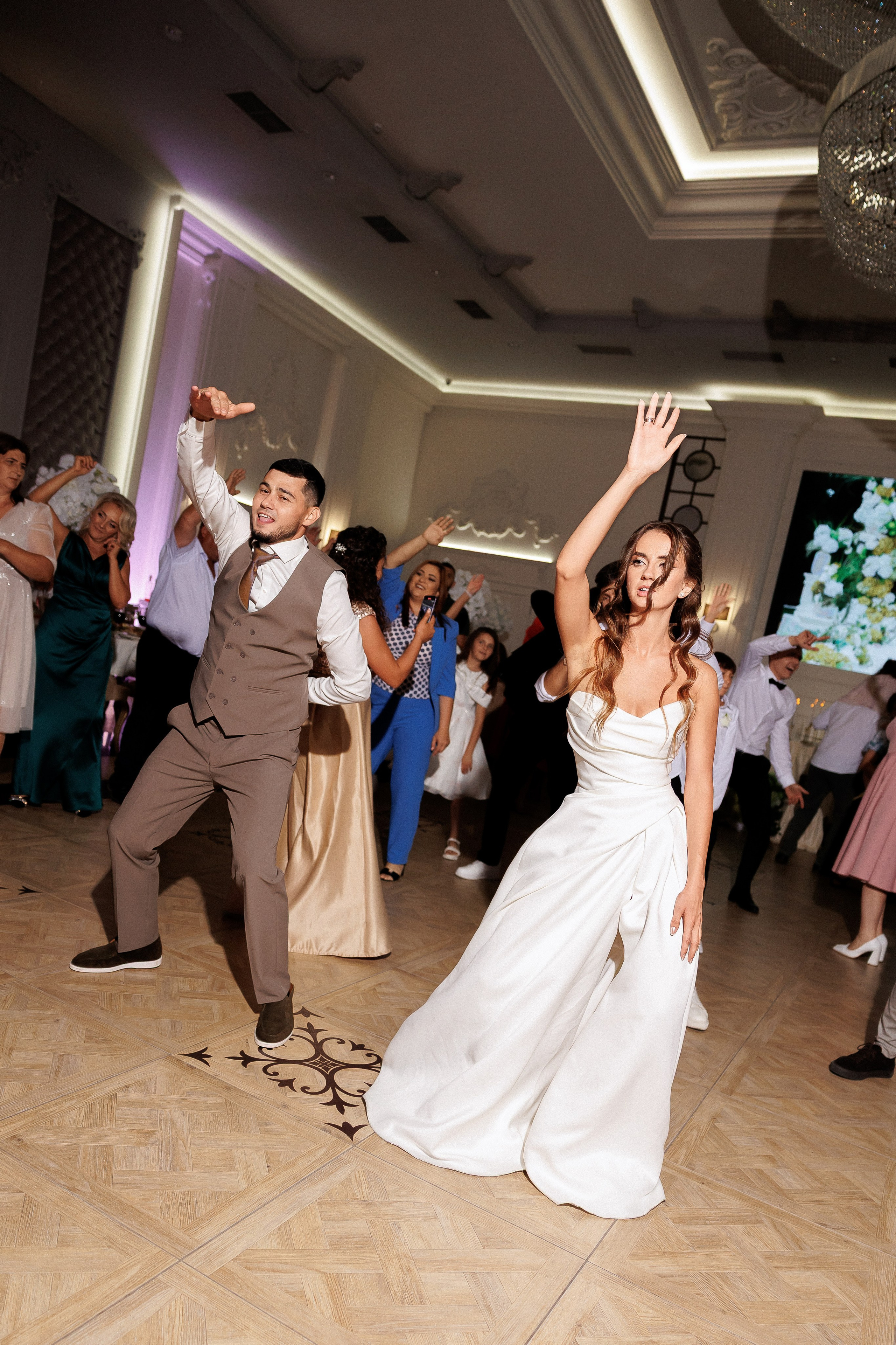 Eugen & Livia — Grand Elysee — Wedding Day. Servicii Foto și Video 067188353