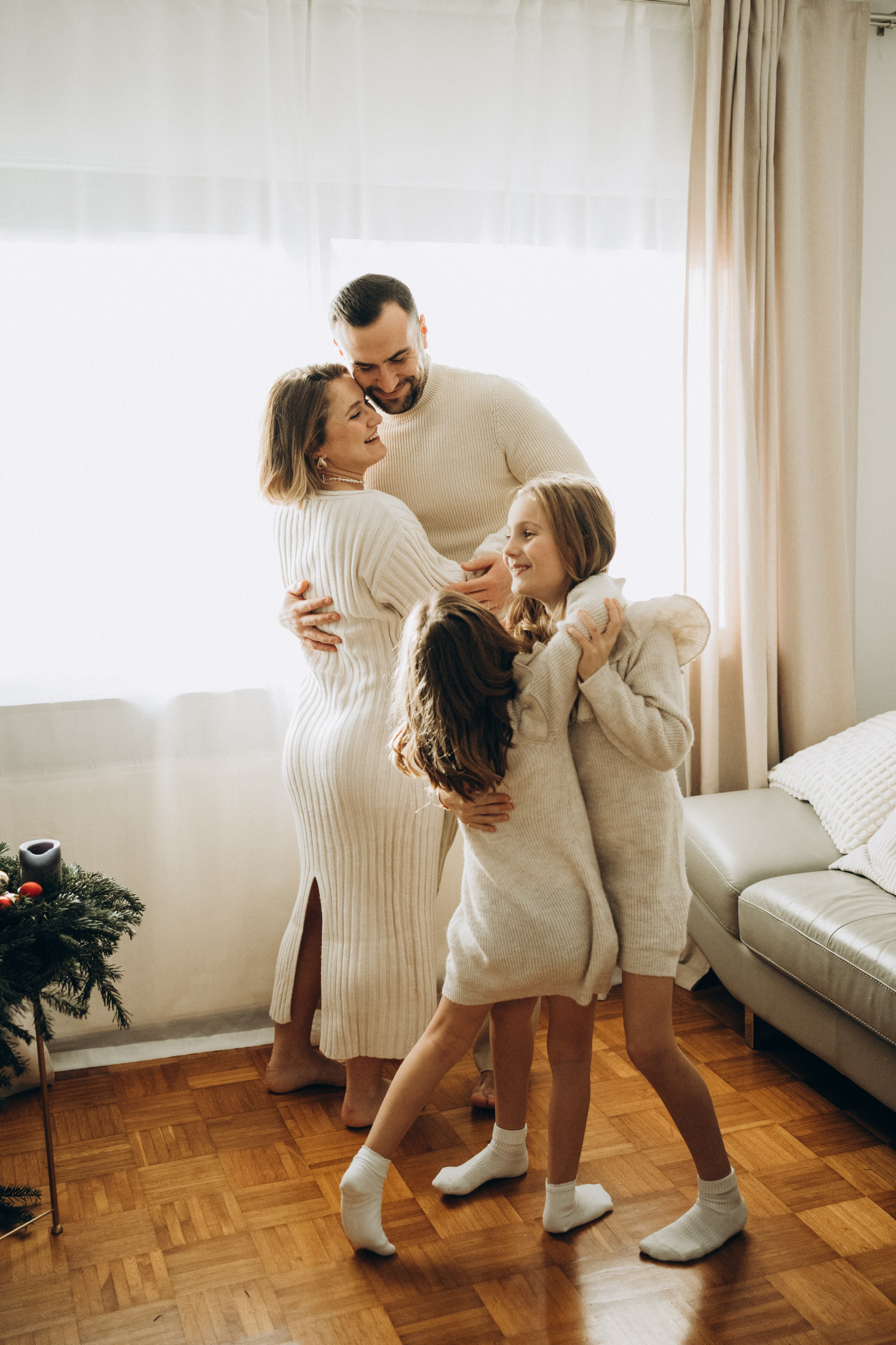 Ein bezauberndes Familienfotos, während alle gemeinsam tanzen und ihre Vorfreude auf Weihnachten teilen.