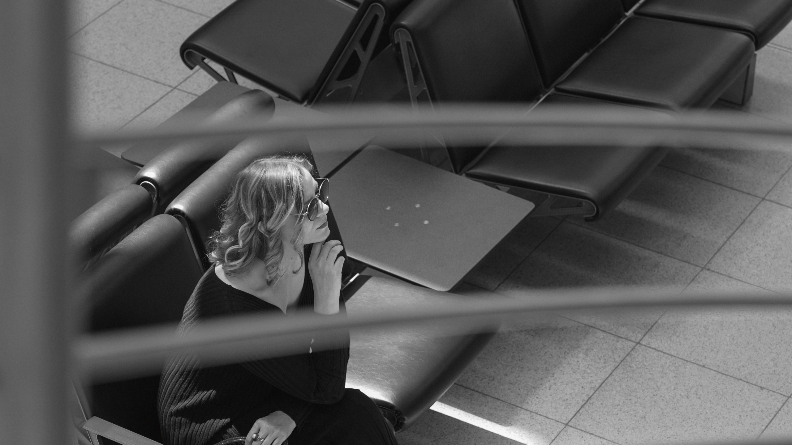 Schwarz-Weiß-Fotoshooting am Flughafen. Schwarz-weiß Fotografie in Münster. Fotografin Viktoria Roschen