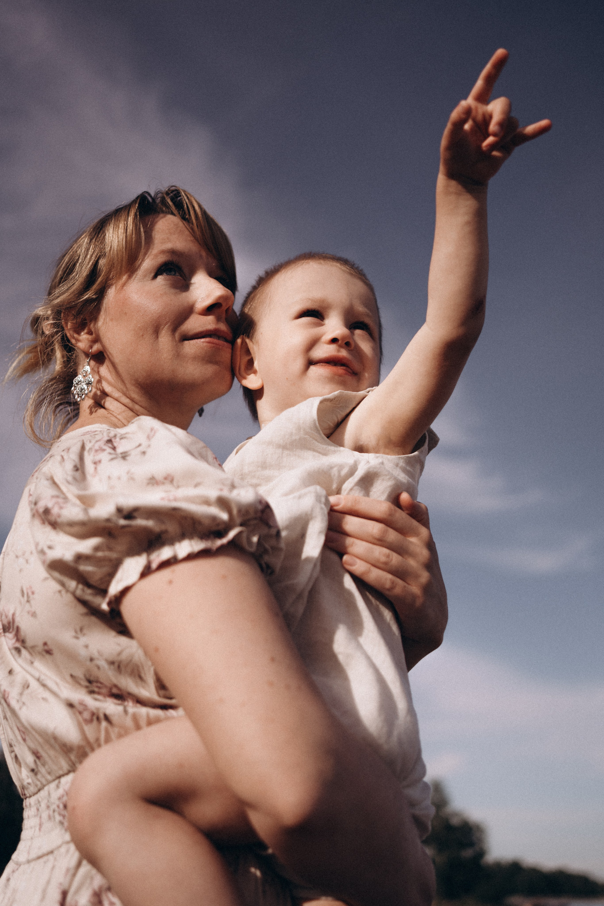 Sunny day on the cliffs. Family photographer in Helsinki, Victoria Guadagno