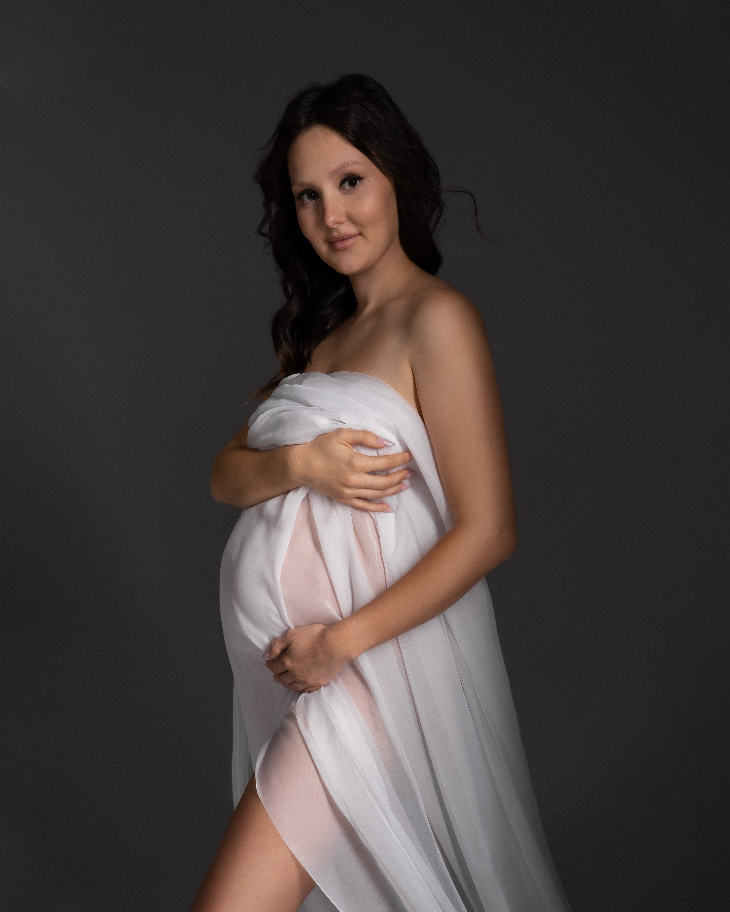Servizio fotografico gravidanza a Padova, donna incinta in studio luce morbida