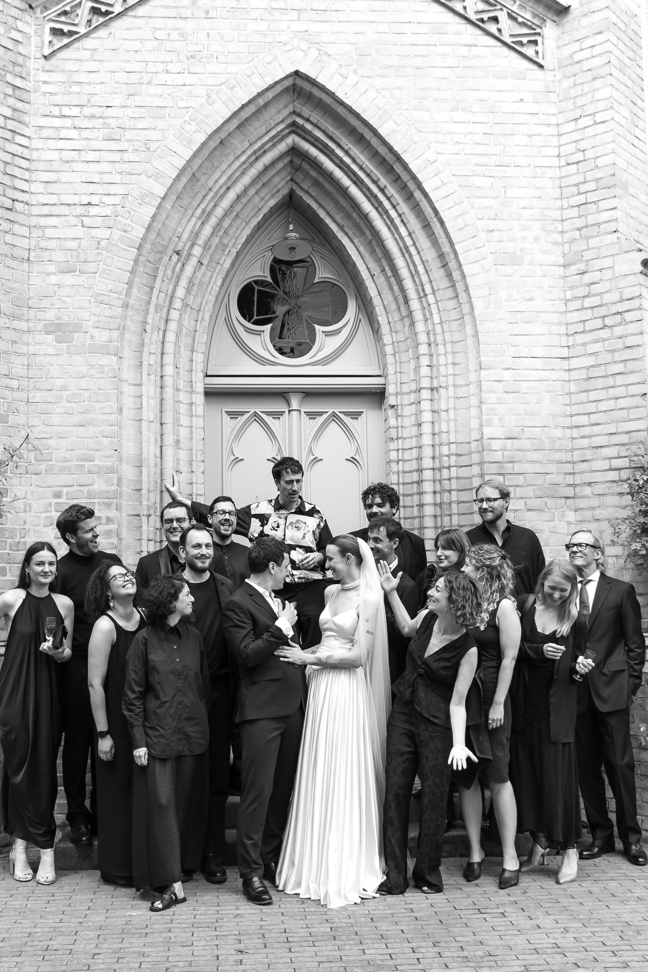 Brautpaar mit den Gästen vor der Kirche – Hochzeitsfotografin Berlin | Nataliia Schütze 