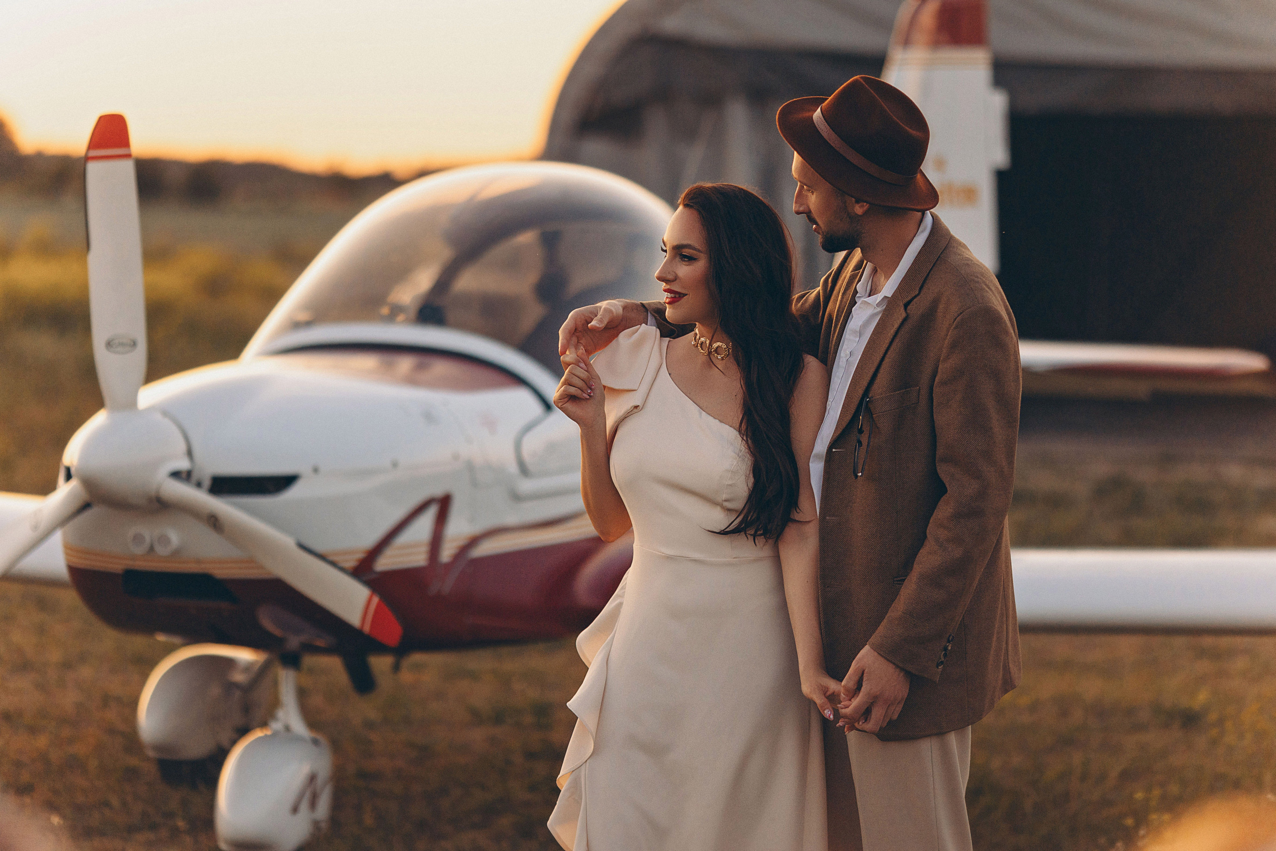 Фотосессия Love Story с самолетом в Таллинне. Фотограф в Таллинне — портретные, семейные и детские фотосессии