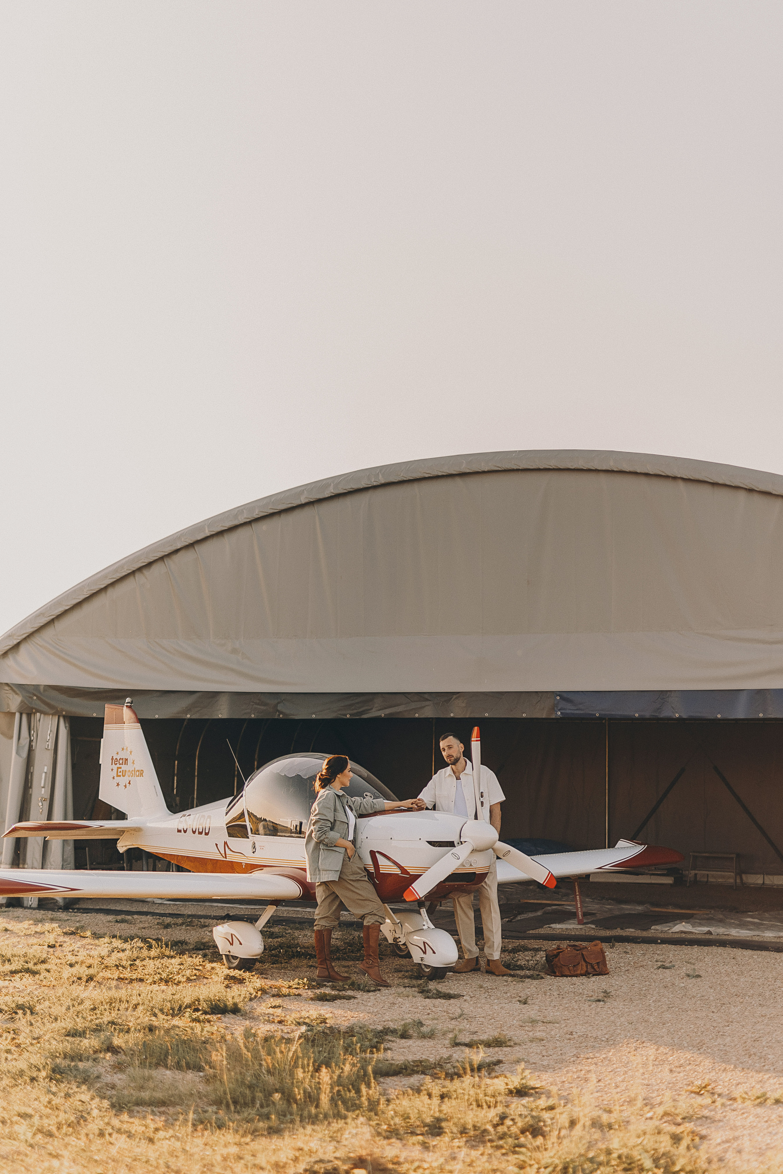 Фотосессия Love Story с самолетом в Таллинне. Фотограф в Таллинне — портретные, семейные и детские фотосессии