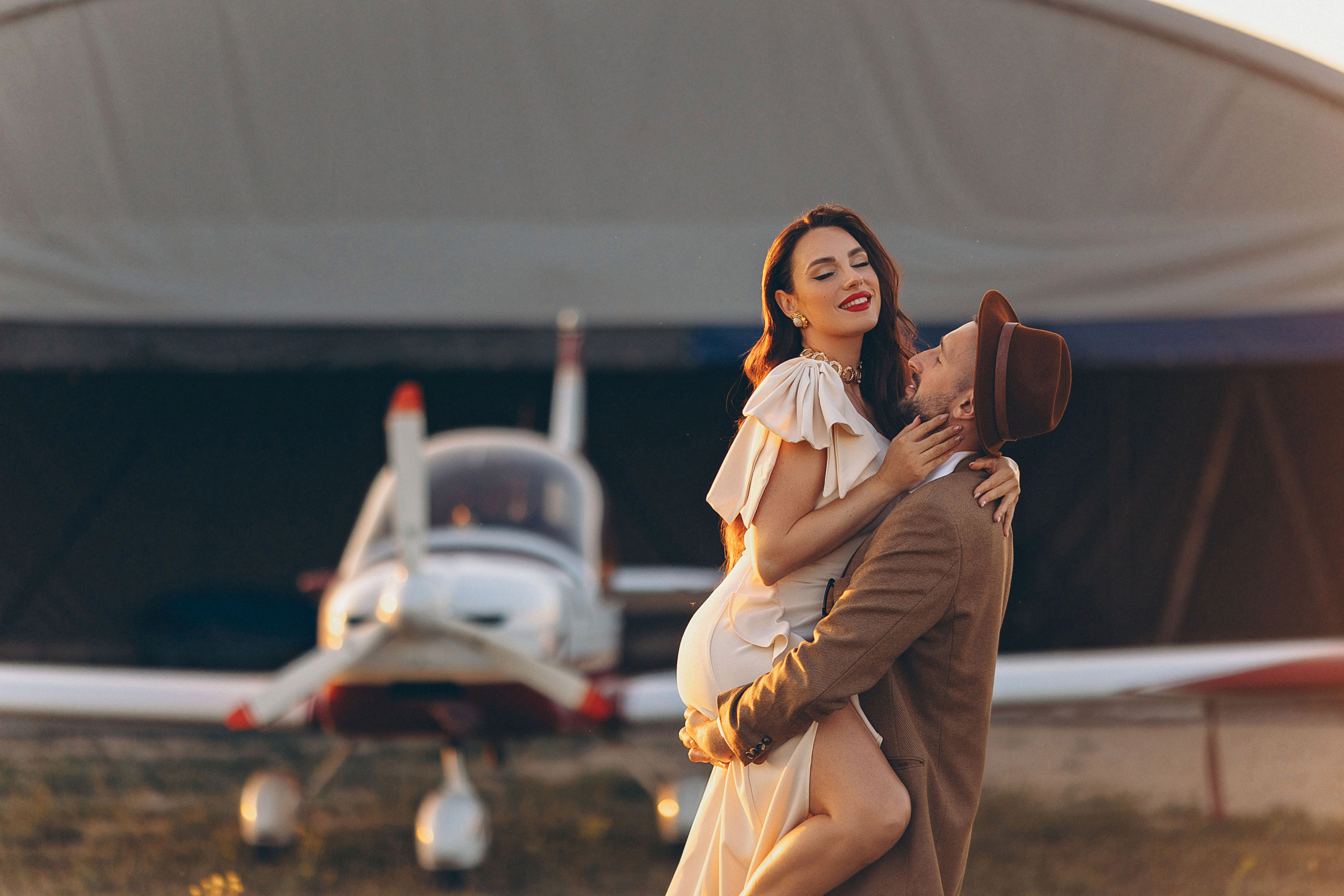 Фотосессия Love Story с самолетом в Таллинне. Фотограф в Таллинне — портретные, семейные и детские фотосессии