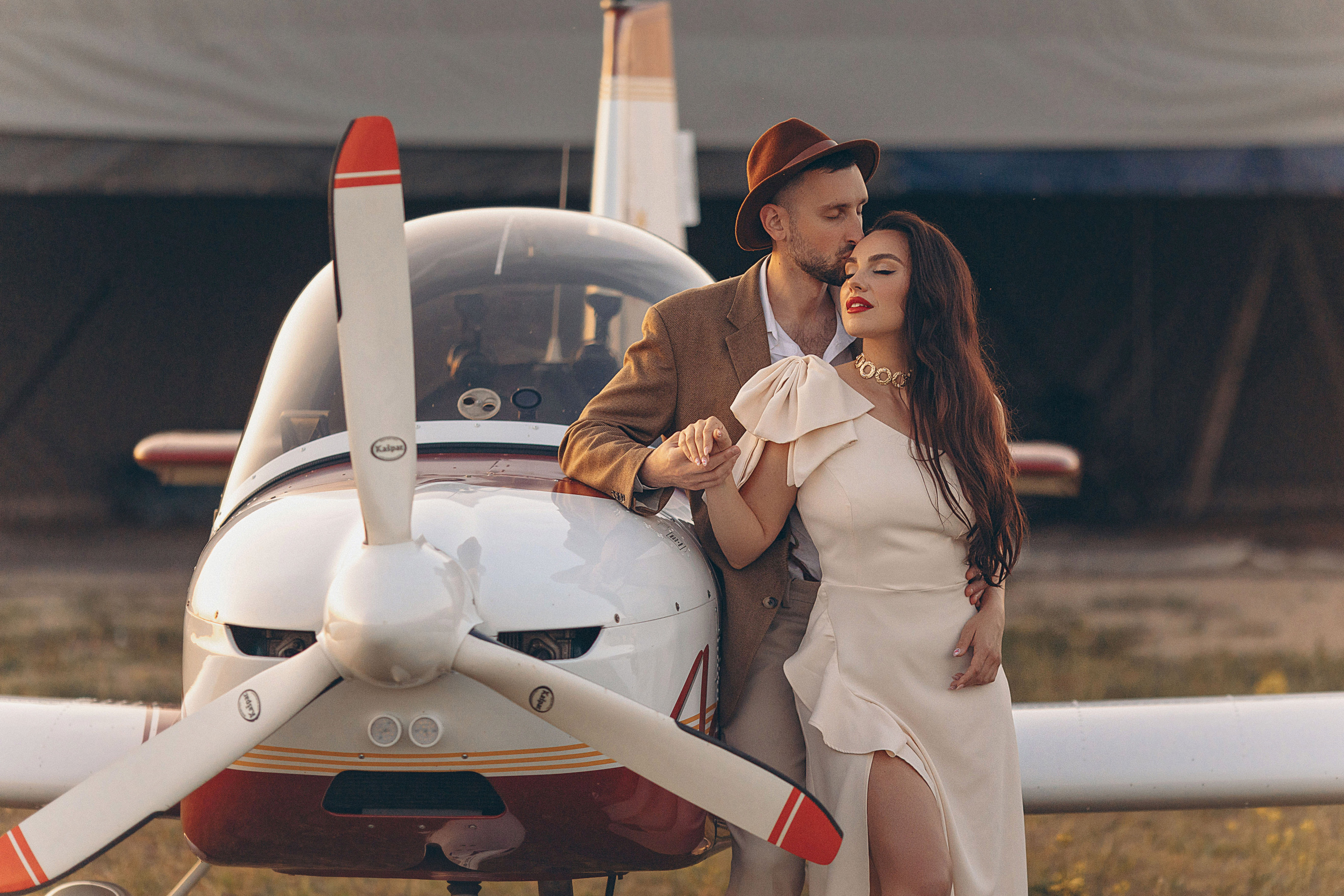 Фотосессия Love Story с самолетом в Таллинне. Фотограф в Таллинне — портретные, семейные и детские фотосессии