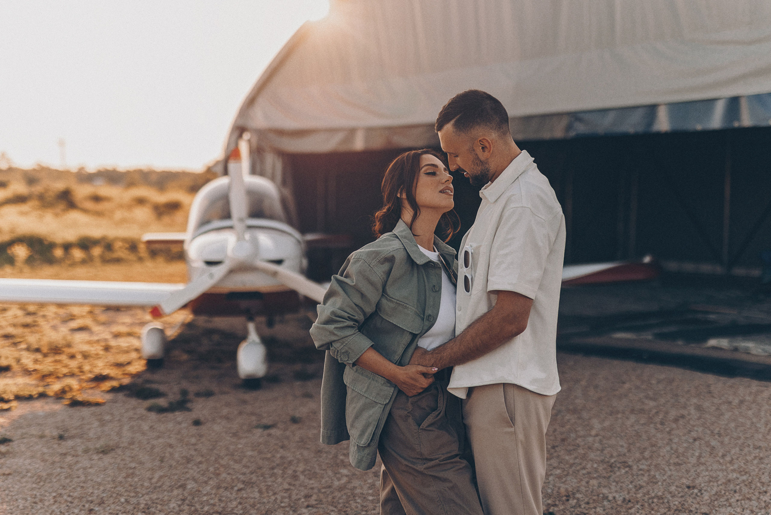 Фотосессия Love Story с самолетом в Таллинне. Фотограф в Таллинне — портретные, семейные и детские фотосессии
