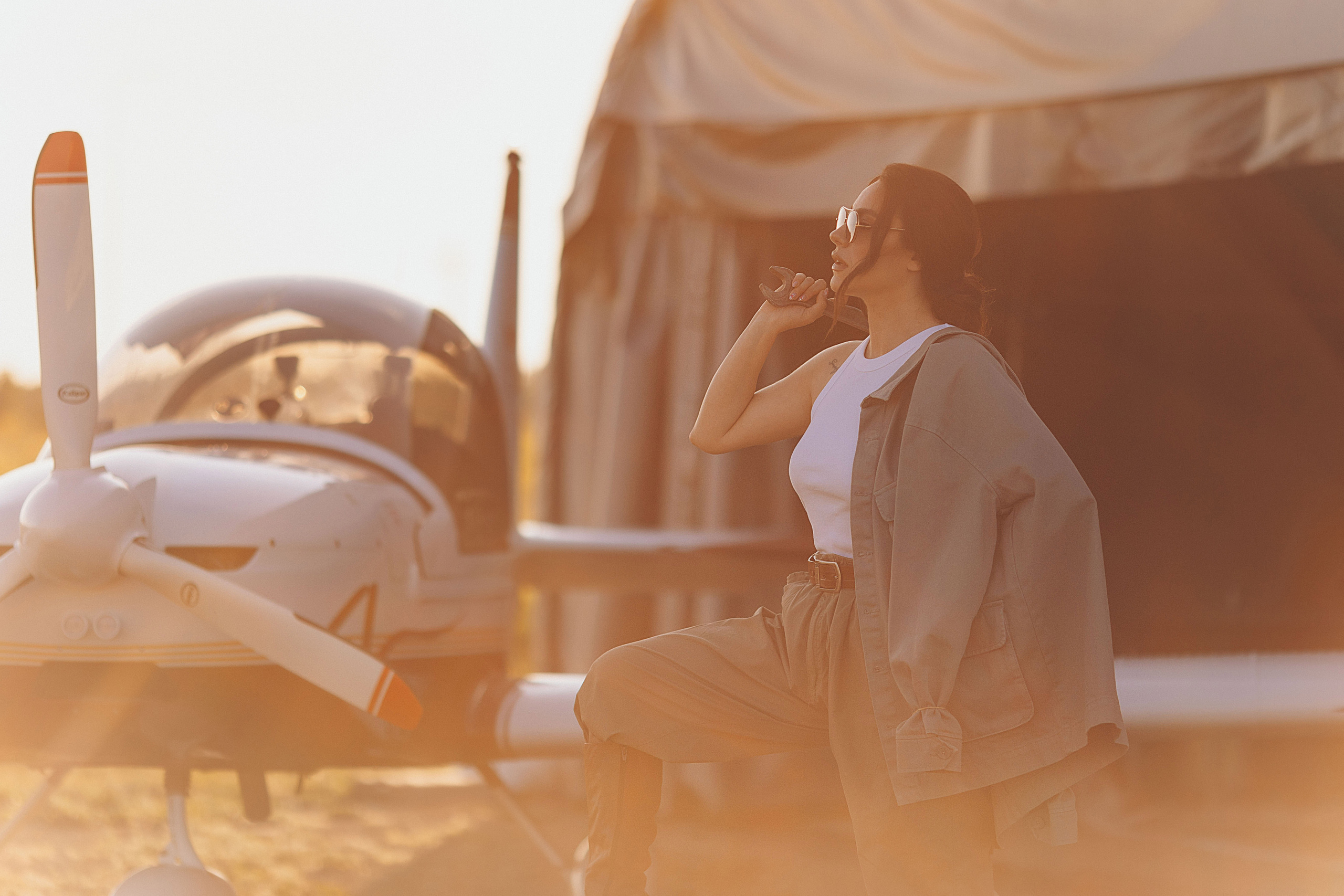 Фотосессия Love Story с самолетом в Таллинне. Фотограф в Таллинне — портретные, семейные и детские фотосессии