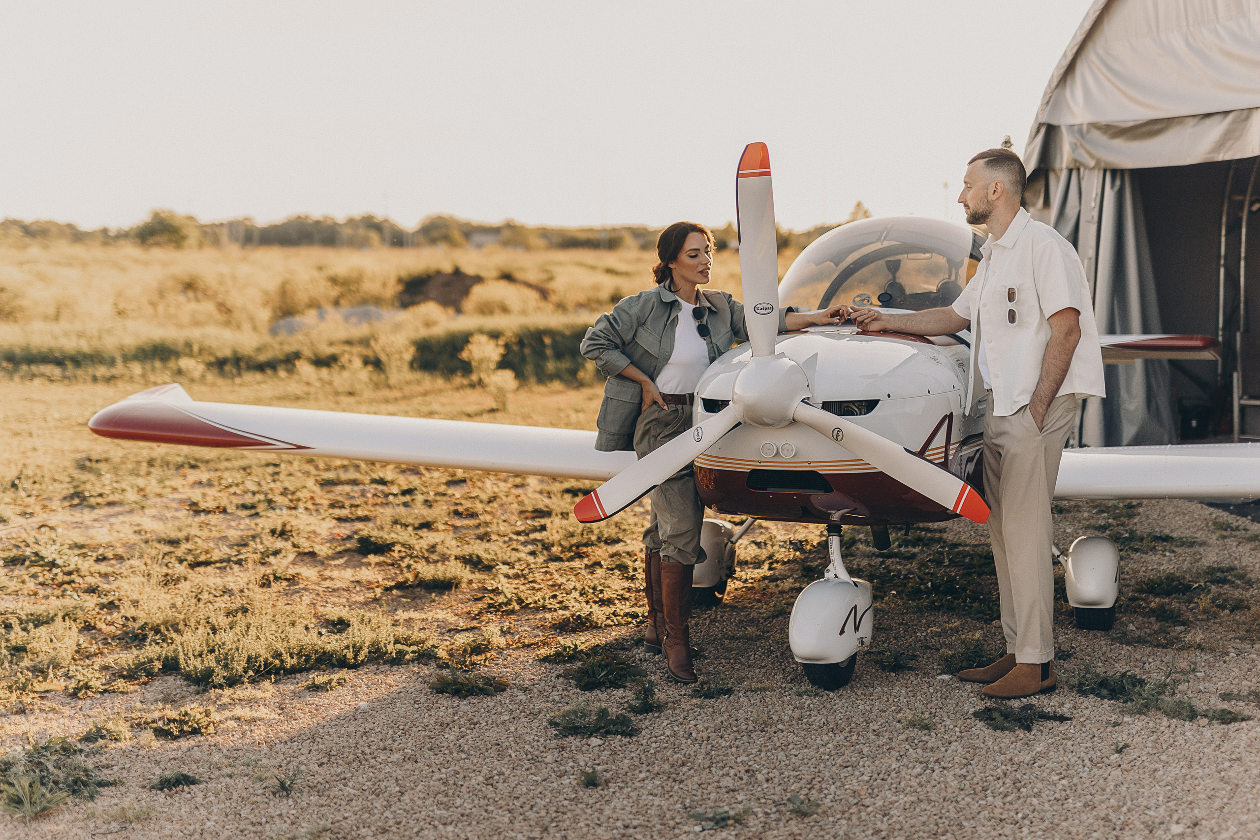 Фотосессия Love Story с самолетом в Таллинне. Фотограф в Таллинне — портретные, семейные и детские фотосессии