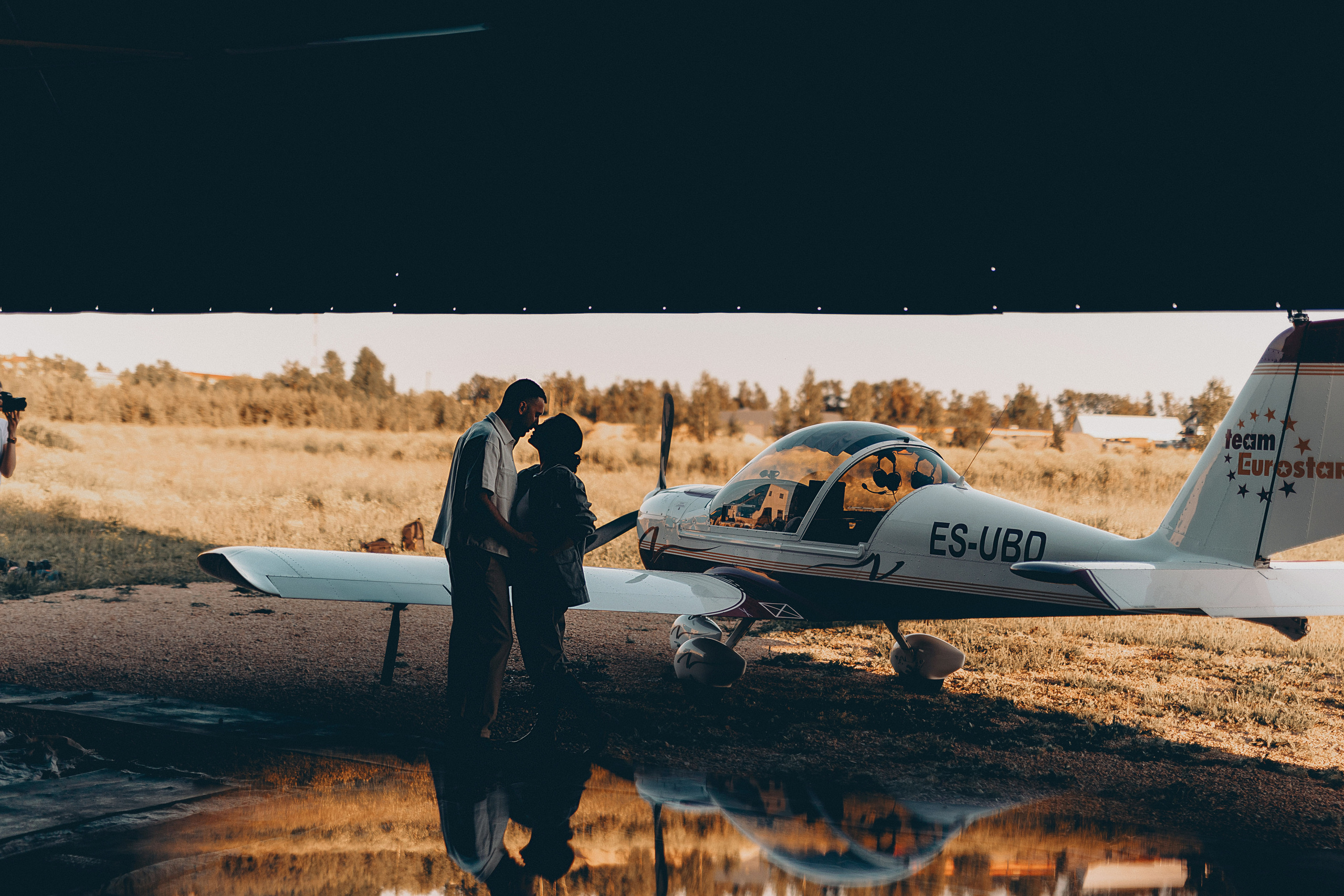 Фотосессия Love Story с самолетом в Таллинне. Фотограф в Таллинне — портретные, семейные и детские фотосессии