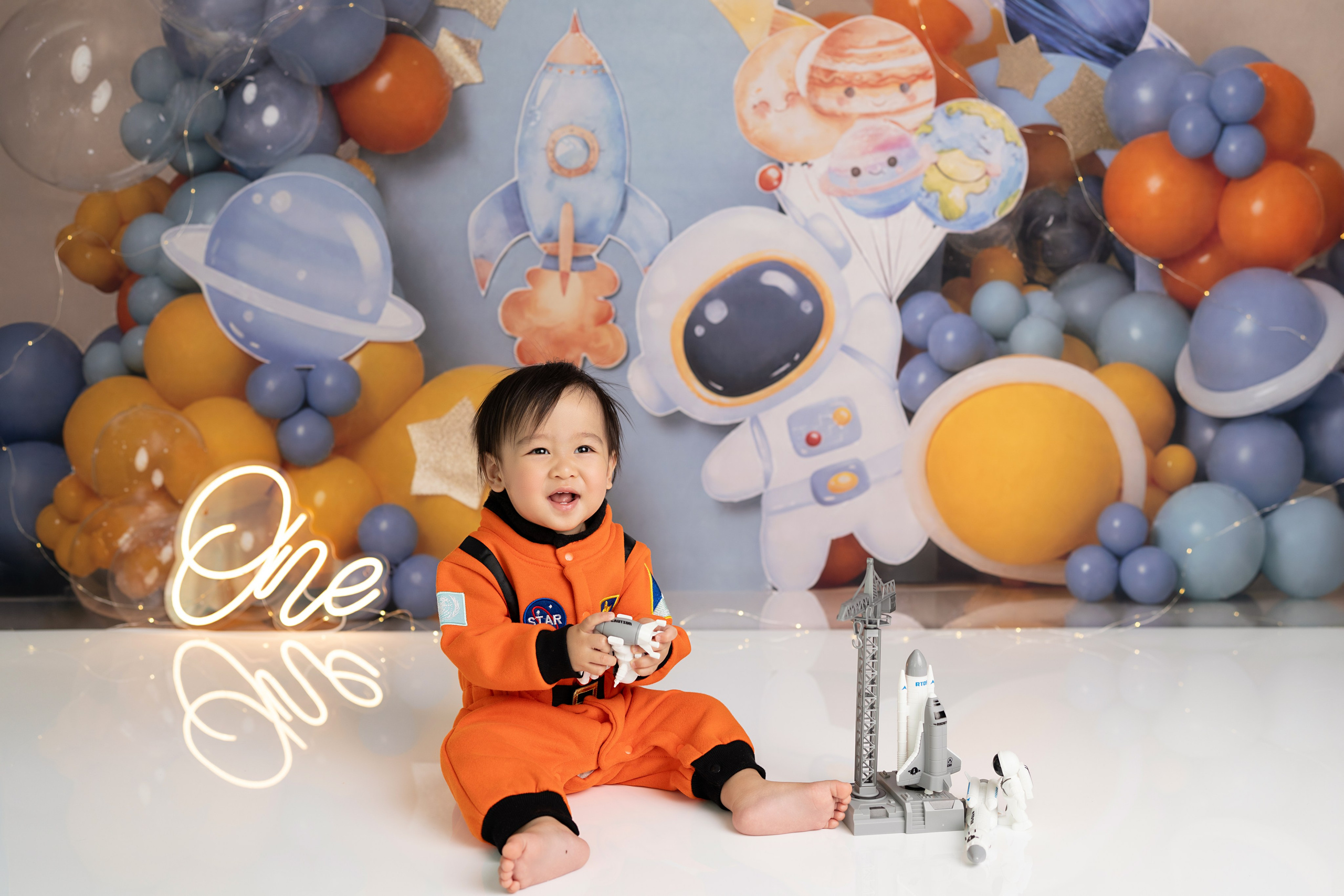 CAKE SMASH PHOTOGRAPHY. Newborn, Sitter and Cake Smash Photographer in Doha, Qatar