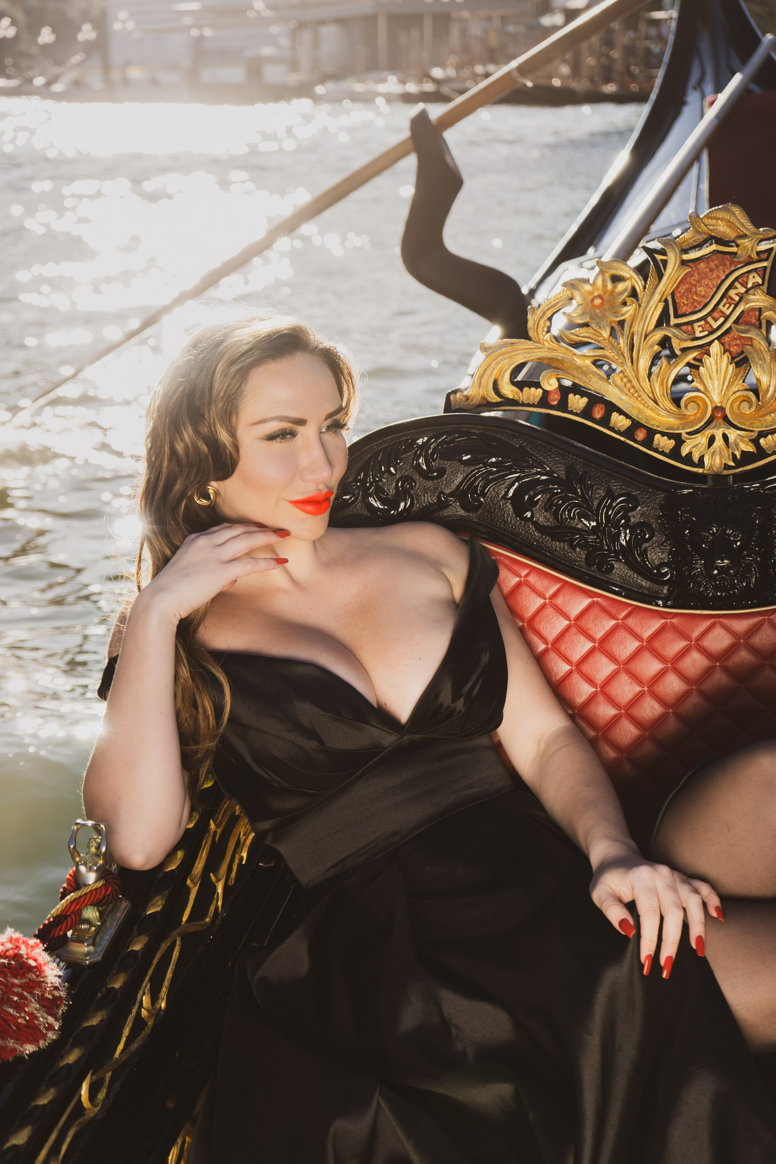 Solo traveler with a professional Venice photographer during a stylish photoshoot.