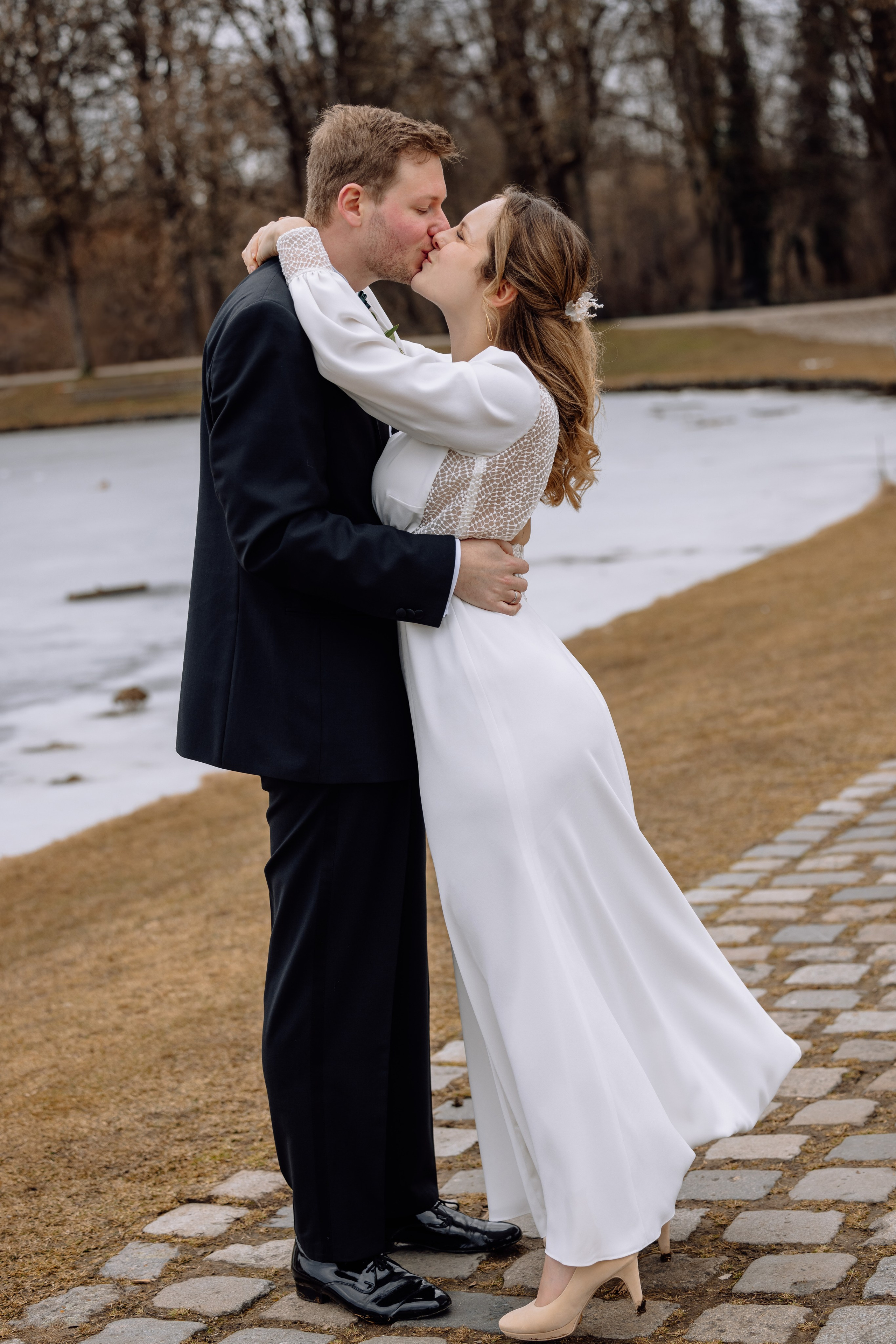 Bräutigam umarmt seine Braut