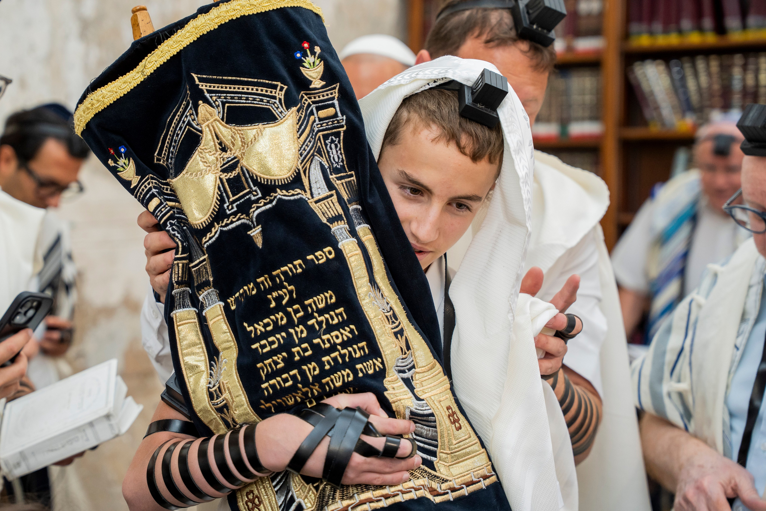 הנחת התפילין רפאל לוי. יוסף מזרחי צילום חתונה, ברית וזוגיות. צלם מקצועי שאוהב להוציא אתכם הכי יפים ברגעים הכי מרגשים