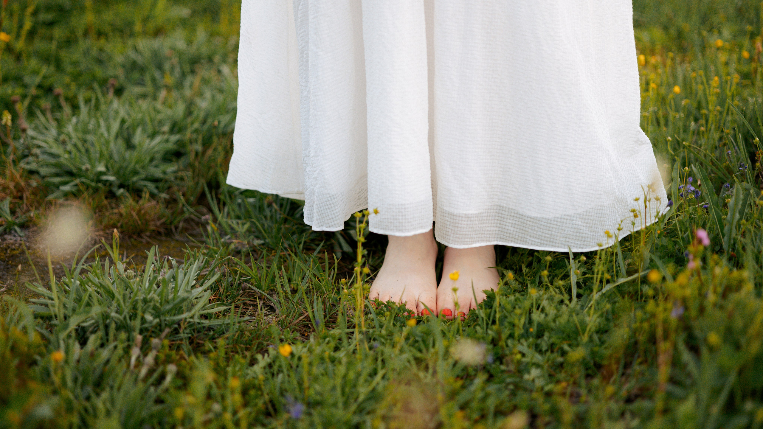 Embrace of Wildflowers. Family photographer Oregon — Washington
