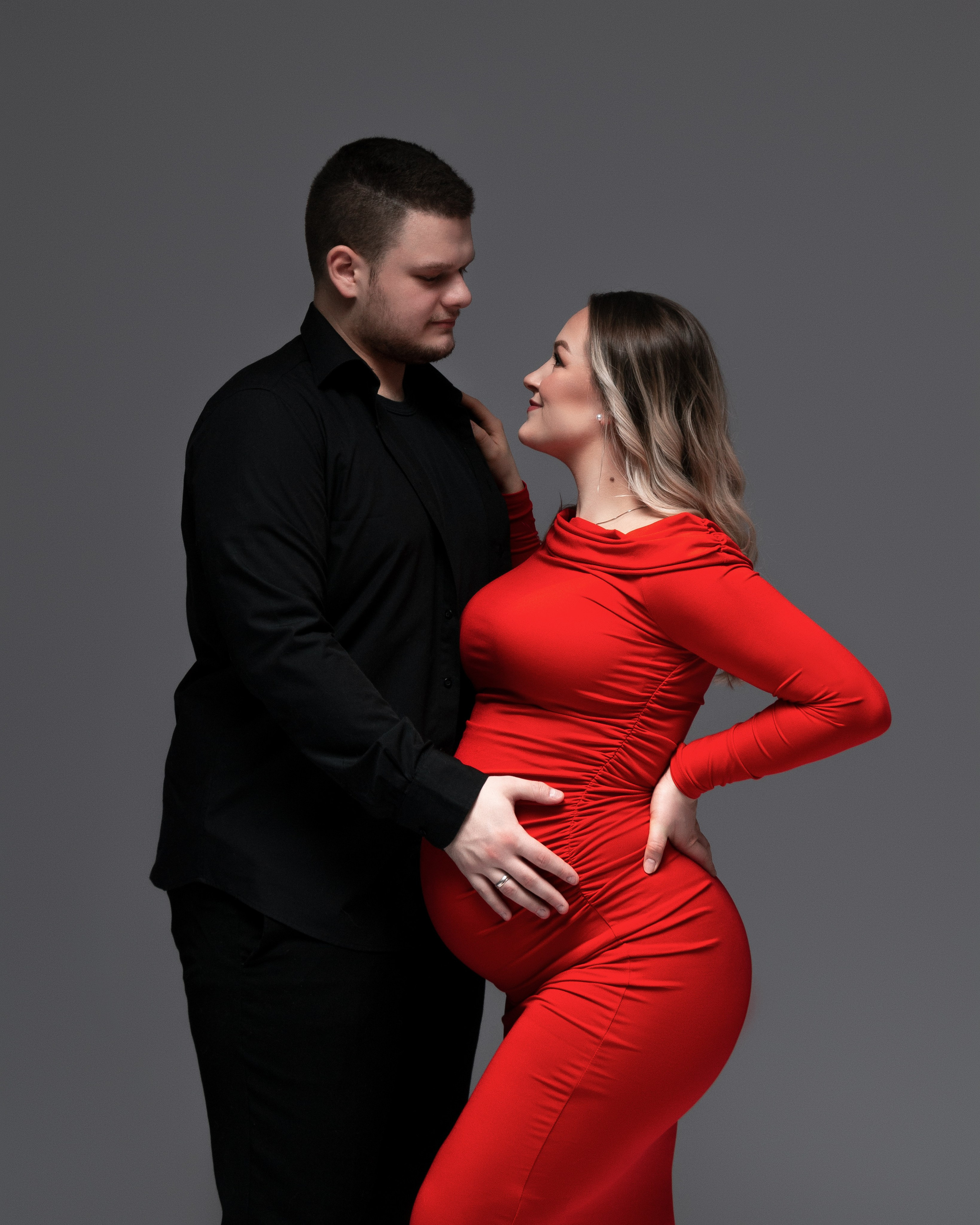 Nicole streichelt sanft ihren Babybauch – emotionale Momentaufnahme