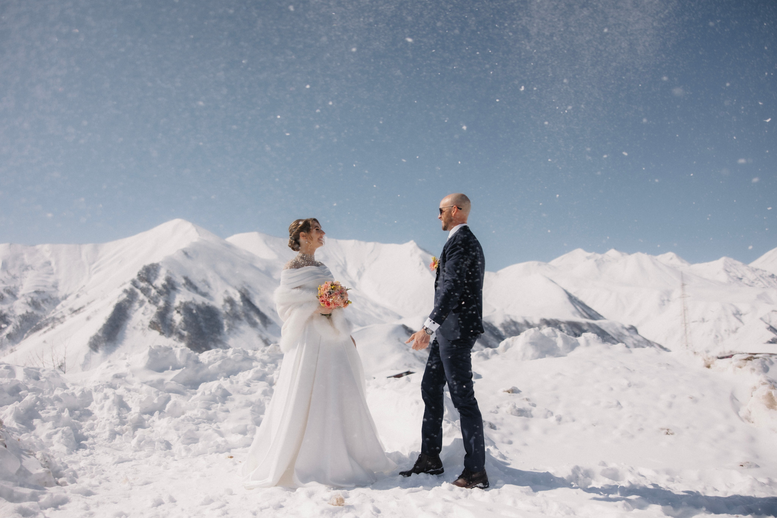 Love in winter mountains. Wedding photographer in Tbilisi Ioseb Mamniashvili