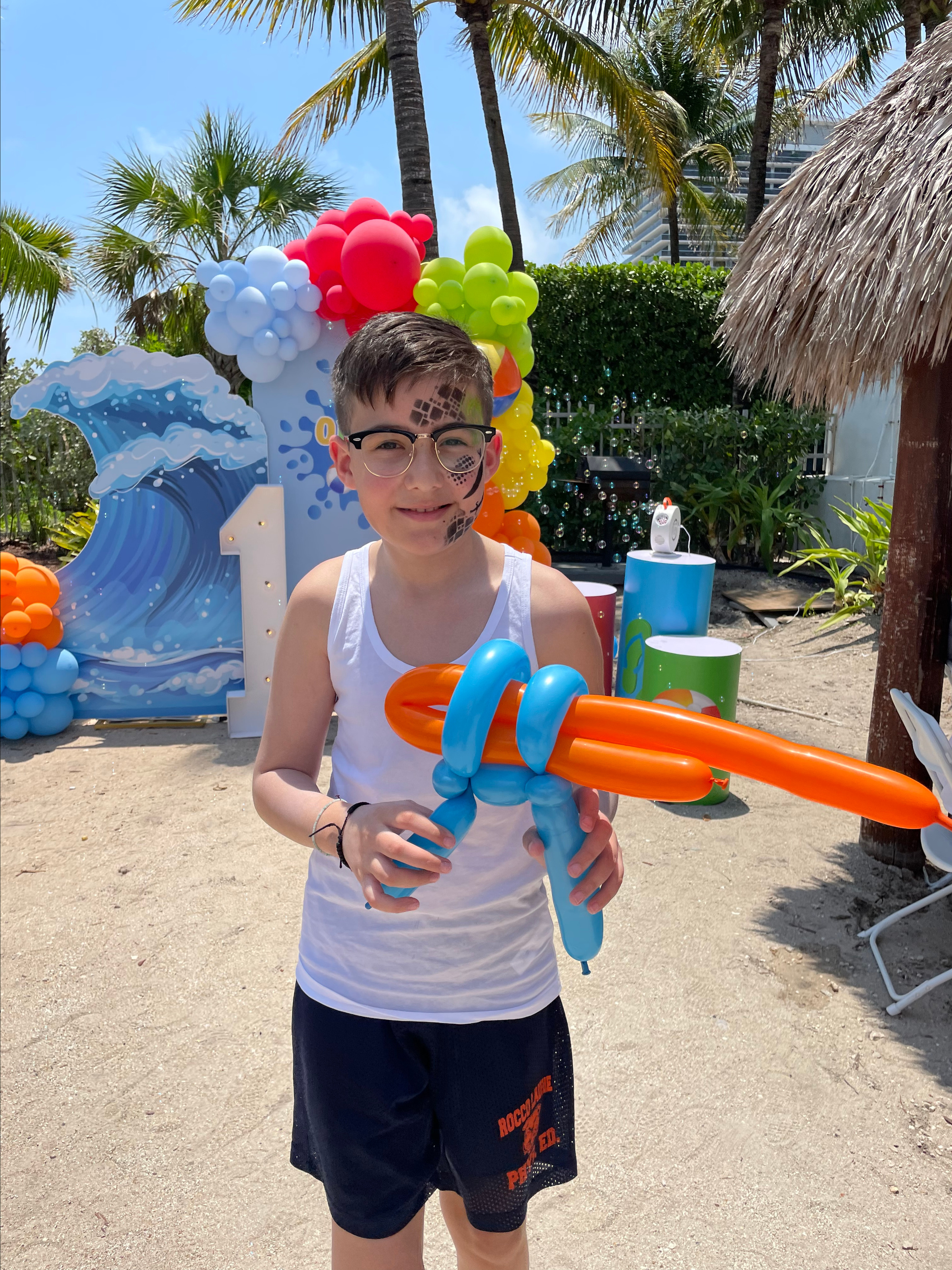 Combo Face Painting + Balloon Twisting. Color Boom